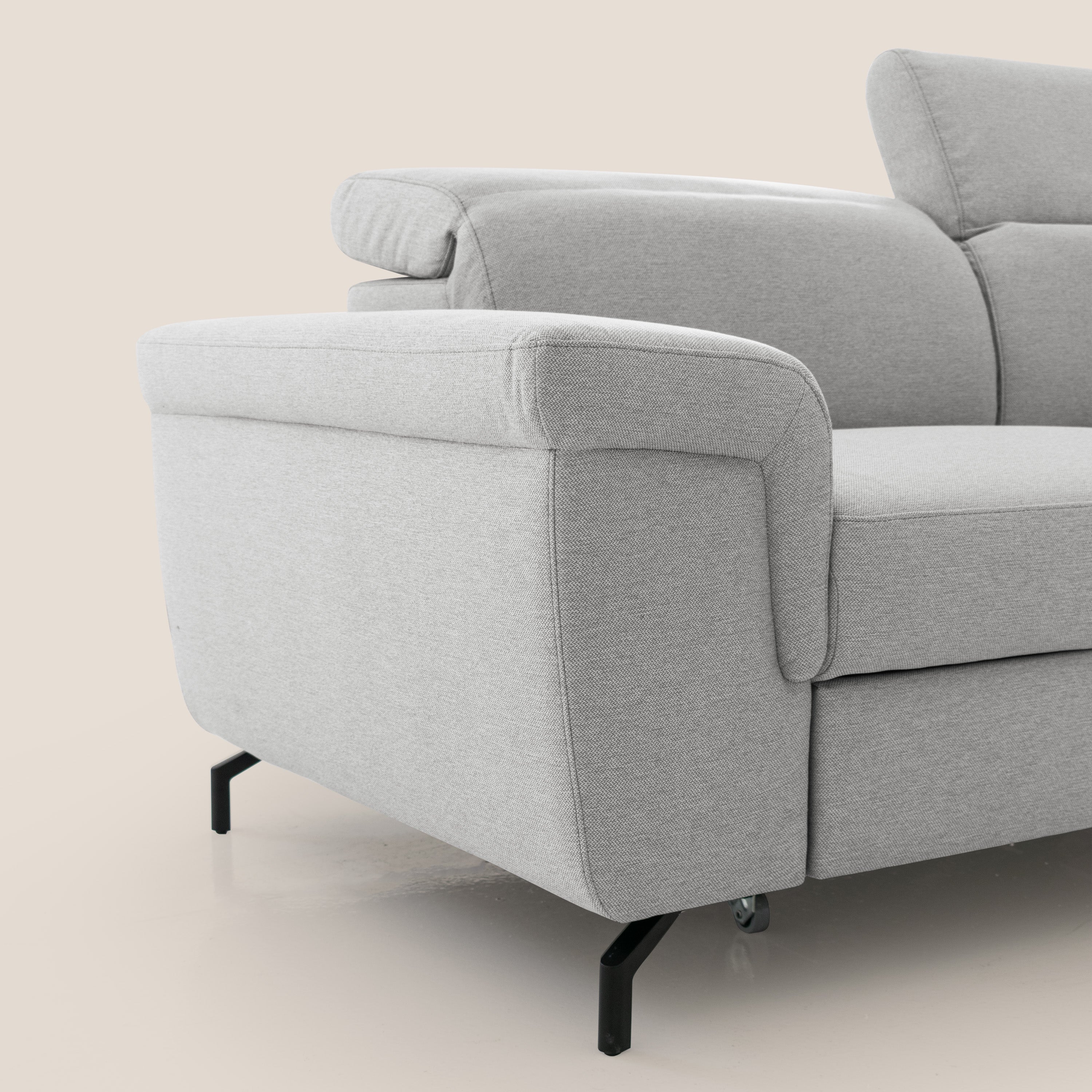 Aisha Divano con poggiapiedi estraibile piedini alti e poggiatesta reclinabili in tessuto Smacchiabile T05 grigio - divani.store