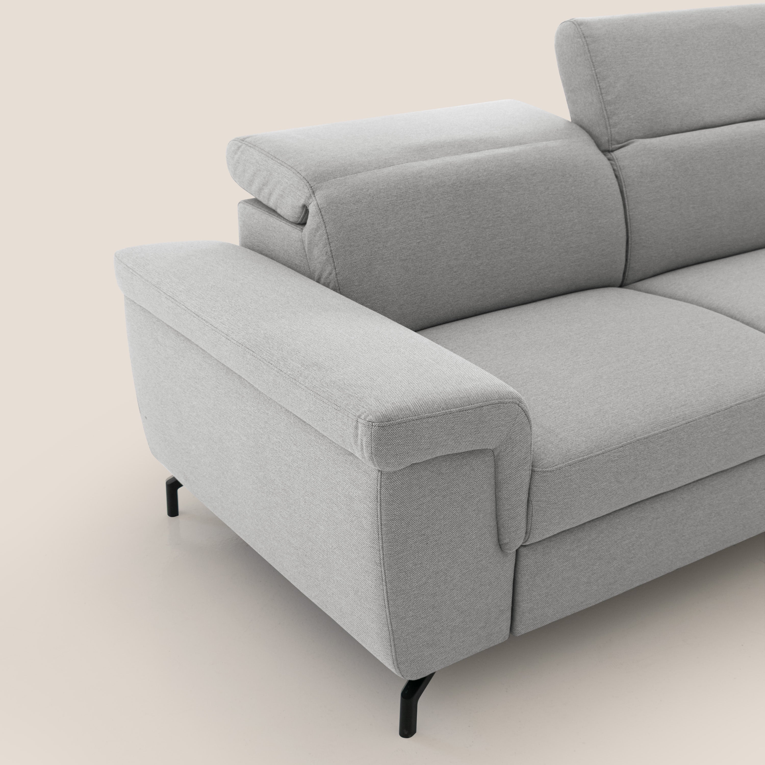 Aisha Divano con poggiapiedi estraibile piedini alti e poggiatesta reclinabili in tessuto Smacchiabile T05 grigio - divani.store