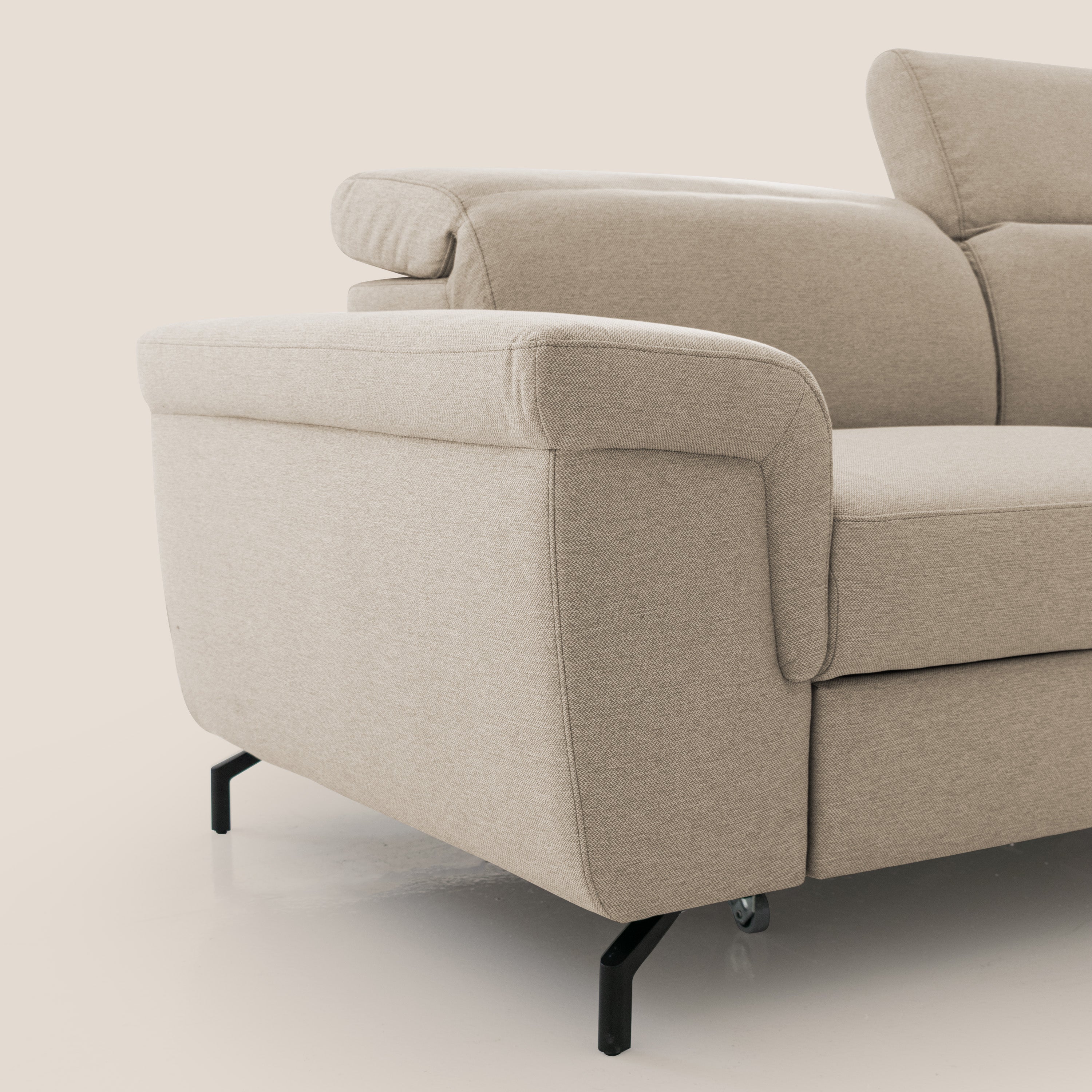 Aisha Divano con poggiapiedi estraibile piedini alti e poggiatesta reclinabili in tessuto Smacchiabile T05 beige - divani.store