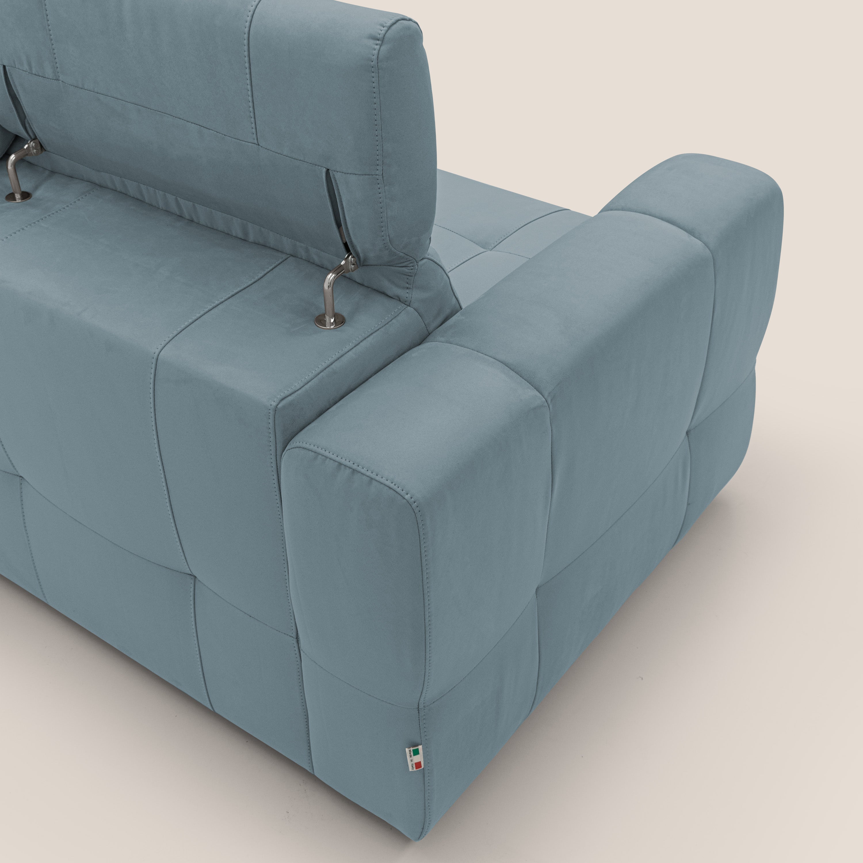 Kronos Divano con pouf estraibile poggiapiedi e poggiatesta reclinabili in morbida microfibra impermeabile T11 carta da zucchero - divani.store