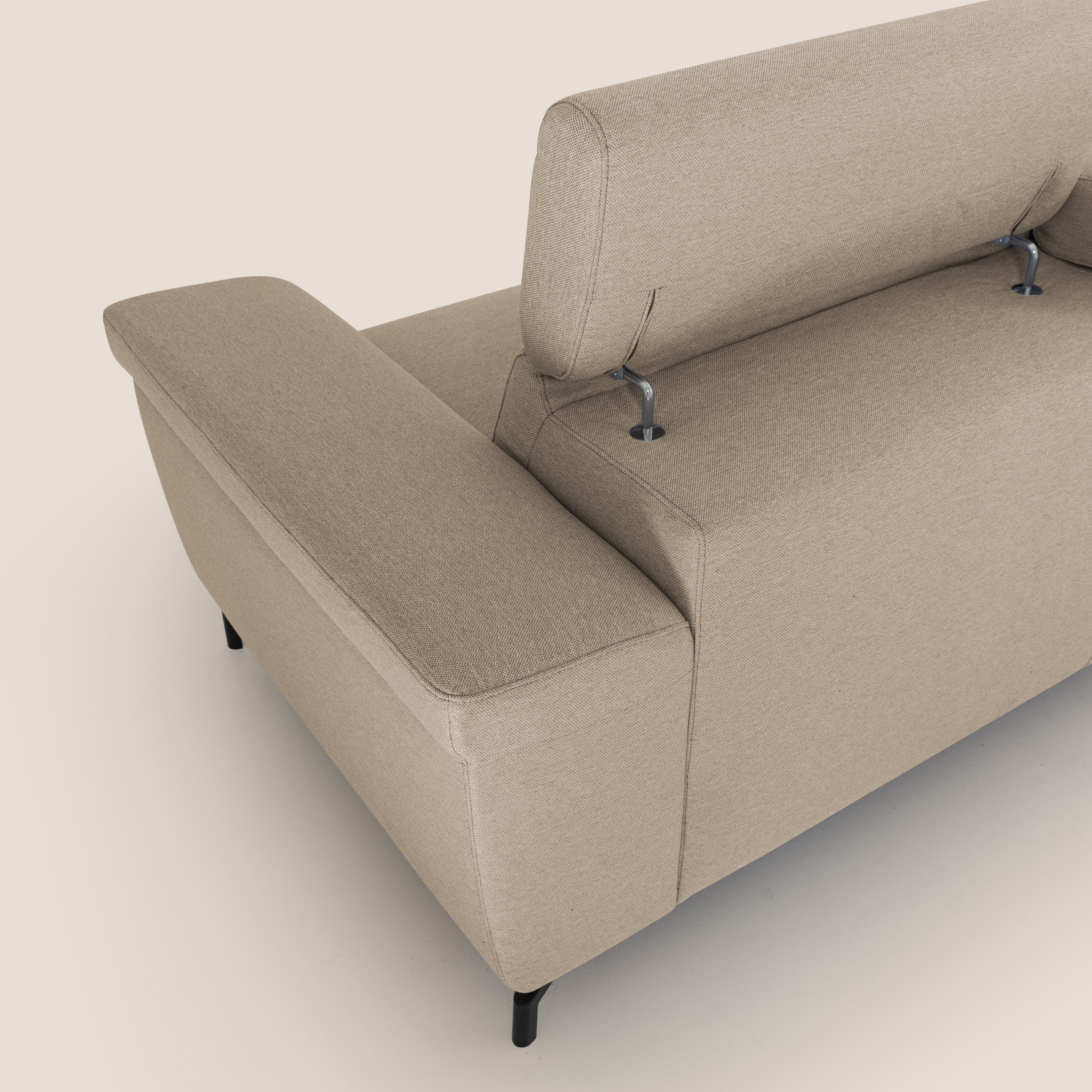 Aisha Divano con poggiapiedi estraibile piedini alti e poggiatesta reclinabili in tessuto Smacchiabile T05 beige - divani.store