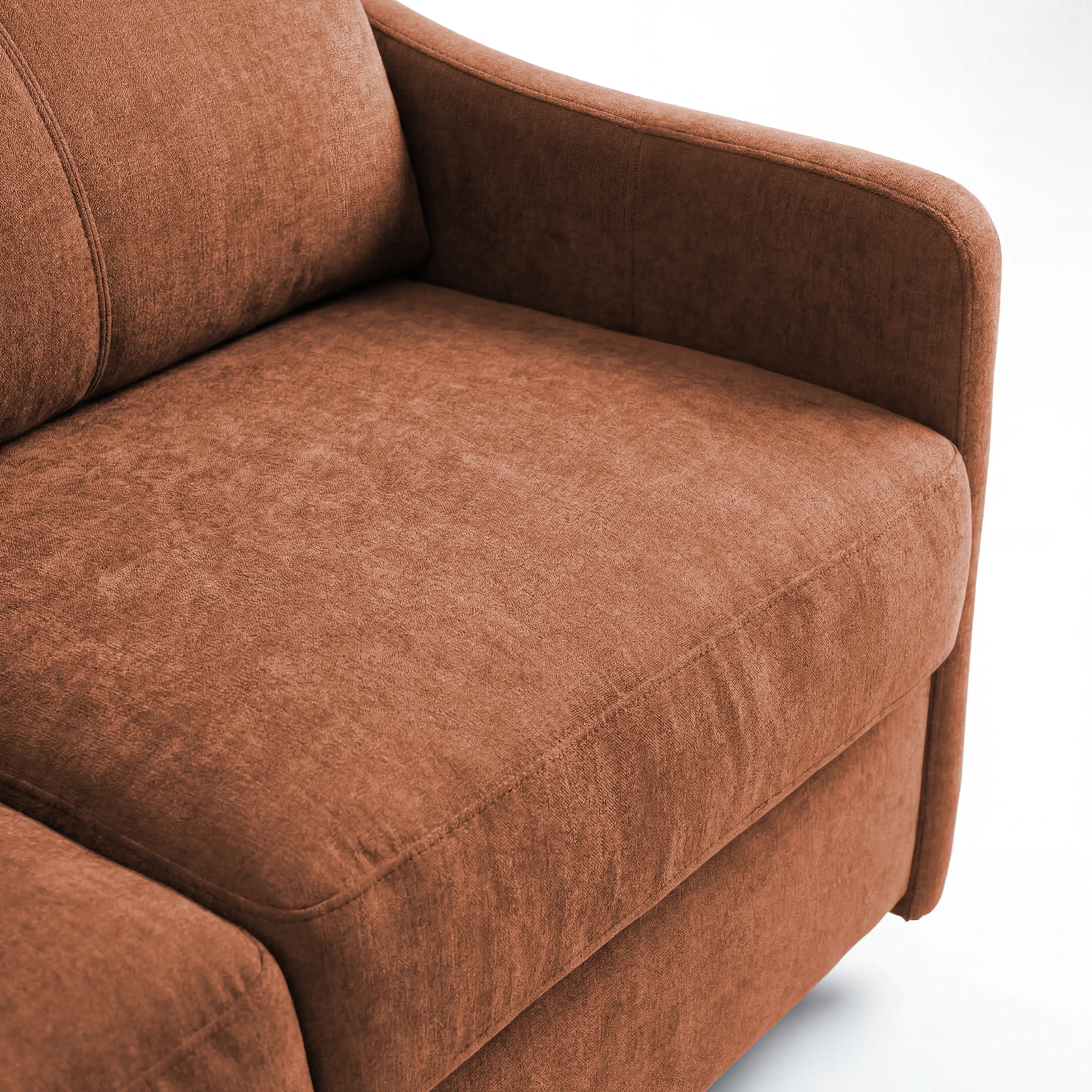 Primo piano del divano letto a 3 posti Lodovico di Divani.Store, caratterizzato da un materasso alto 20 cm, tessuto antimacchia certificato Oeko-Tex, morbido cuscino di seduta, braccioli ricurvi e portaguanciali, il tutto in primo piano su uno sfondo bianco.