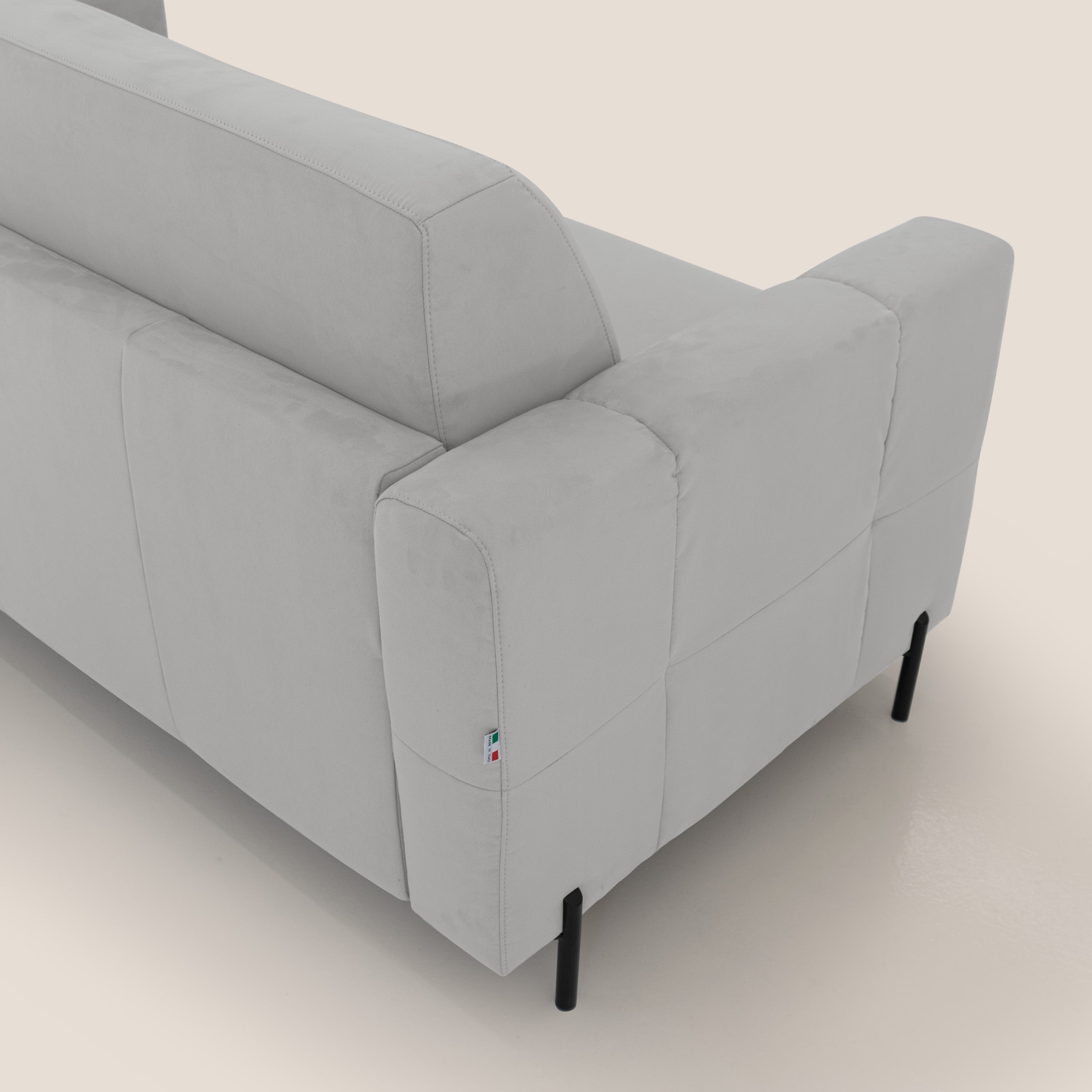 Ortensia divano letto materasso H18 cm con piedi alti in elegante microfibra smacchiabile T11 grigio chiaro - divani.store