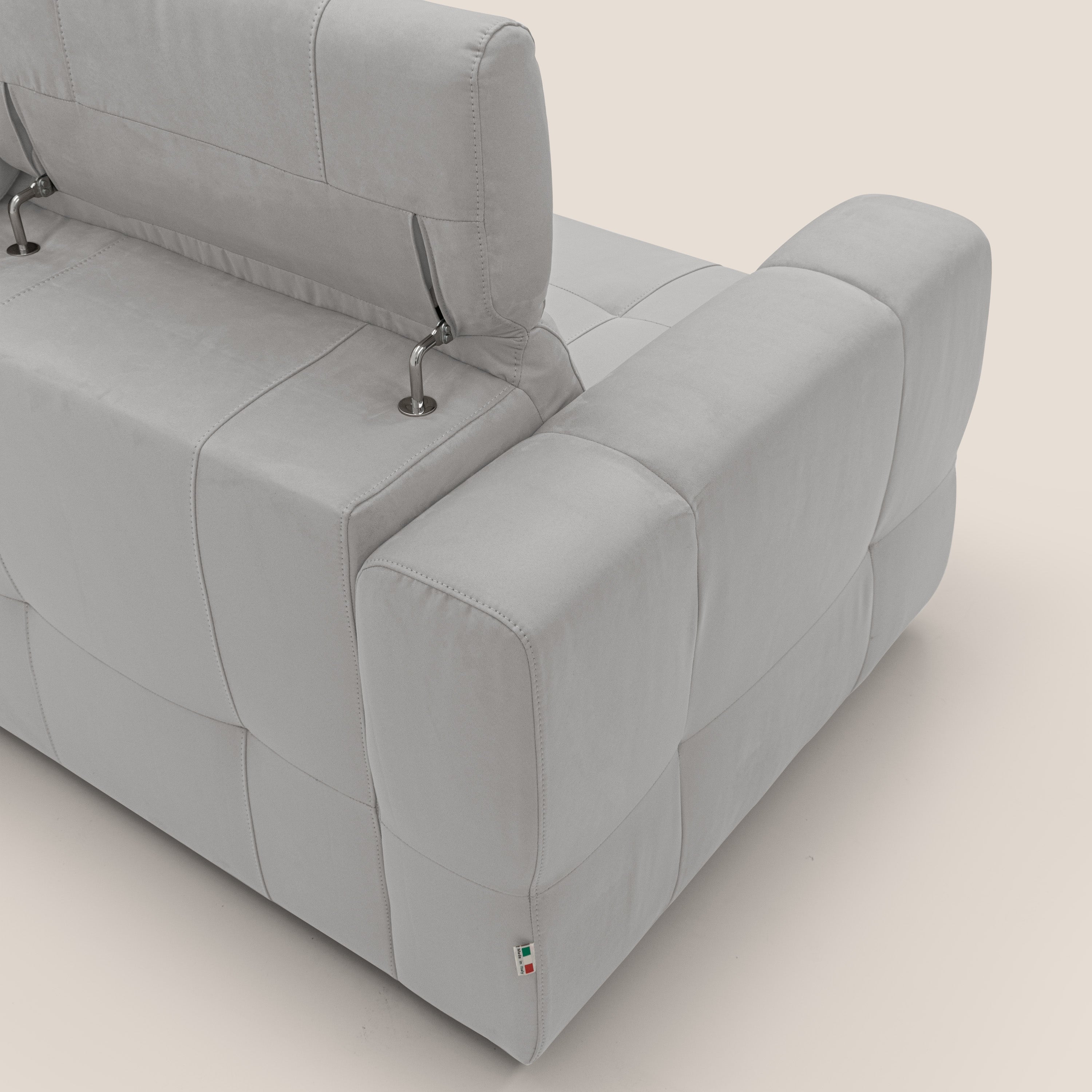 Kronos Divano con pouf estraibile poggiapiedi e poggiatesta reclinabili in morbida microfibra impermeabile T11 grigio chiaro - divani.store