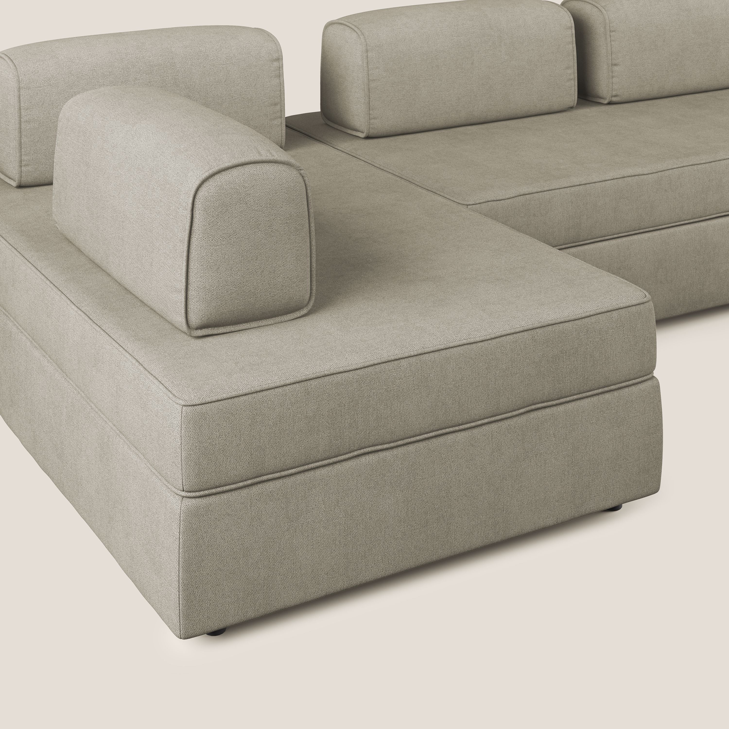 Liberty divano panoramico con pouf estraibile e schienali movibili in tessuto morbido impermeabile T02 panna - divani.store