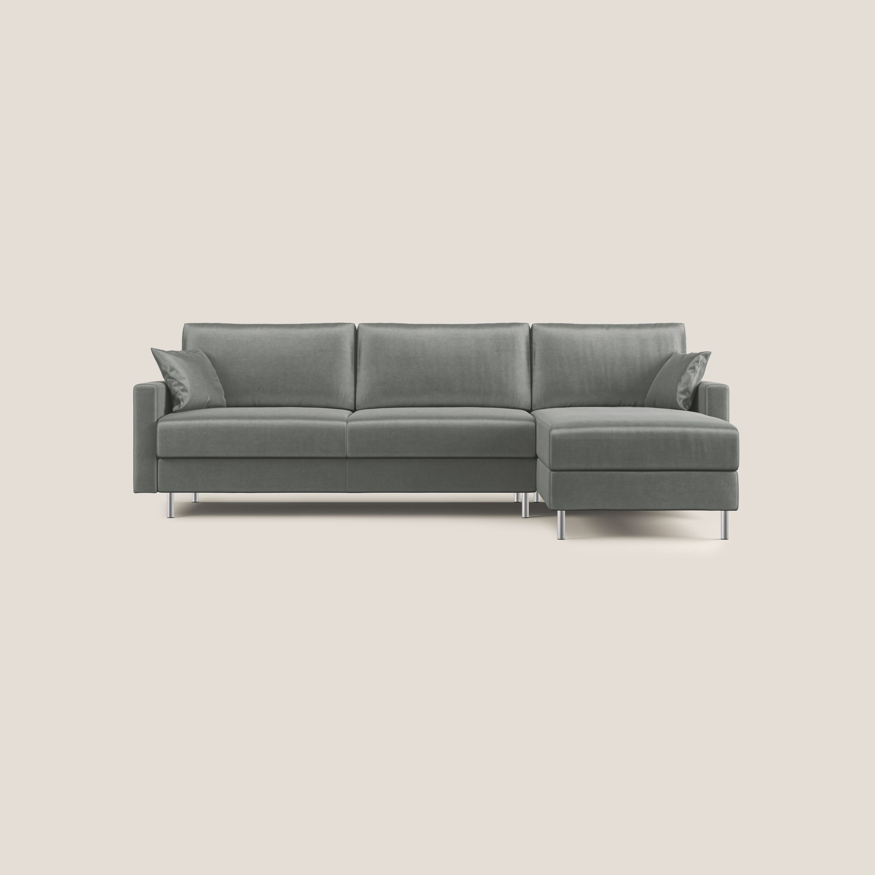 Il divano letto angolare Andromeda in velluto morbido impermeabile T01 grigio chiaro di Divani.Store è caratterizzato da chaise longue destra, due cuscini coordinati, braccioli eleganti e gambe in metallo, su uno sfondo beige chiaro.
