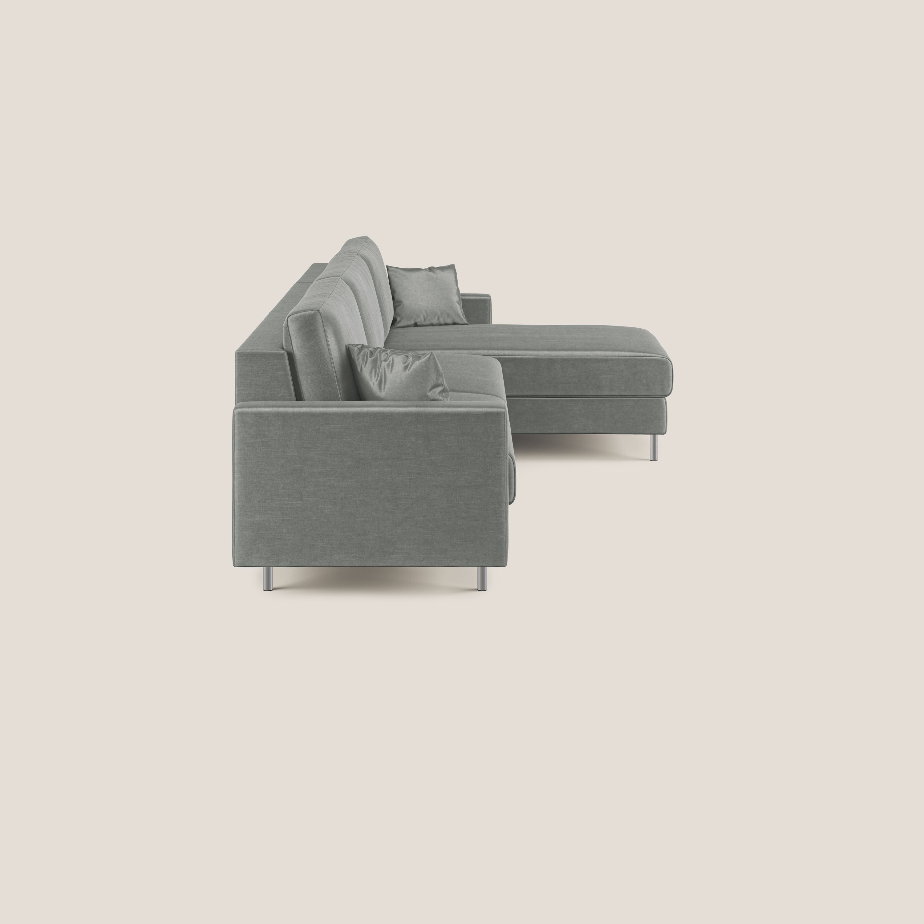 Il divano letto angolare Andromeda in velluto morbido impermeabile T01 grigio chiaro di Divani.Store è caratterizzato da linee pulite, chaise lounge sul lato destro, braccioli quadrati, due cuscini di seduta e cuscini coordinati.