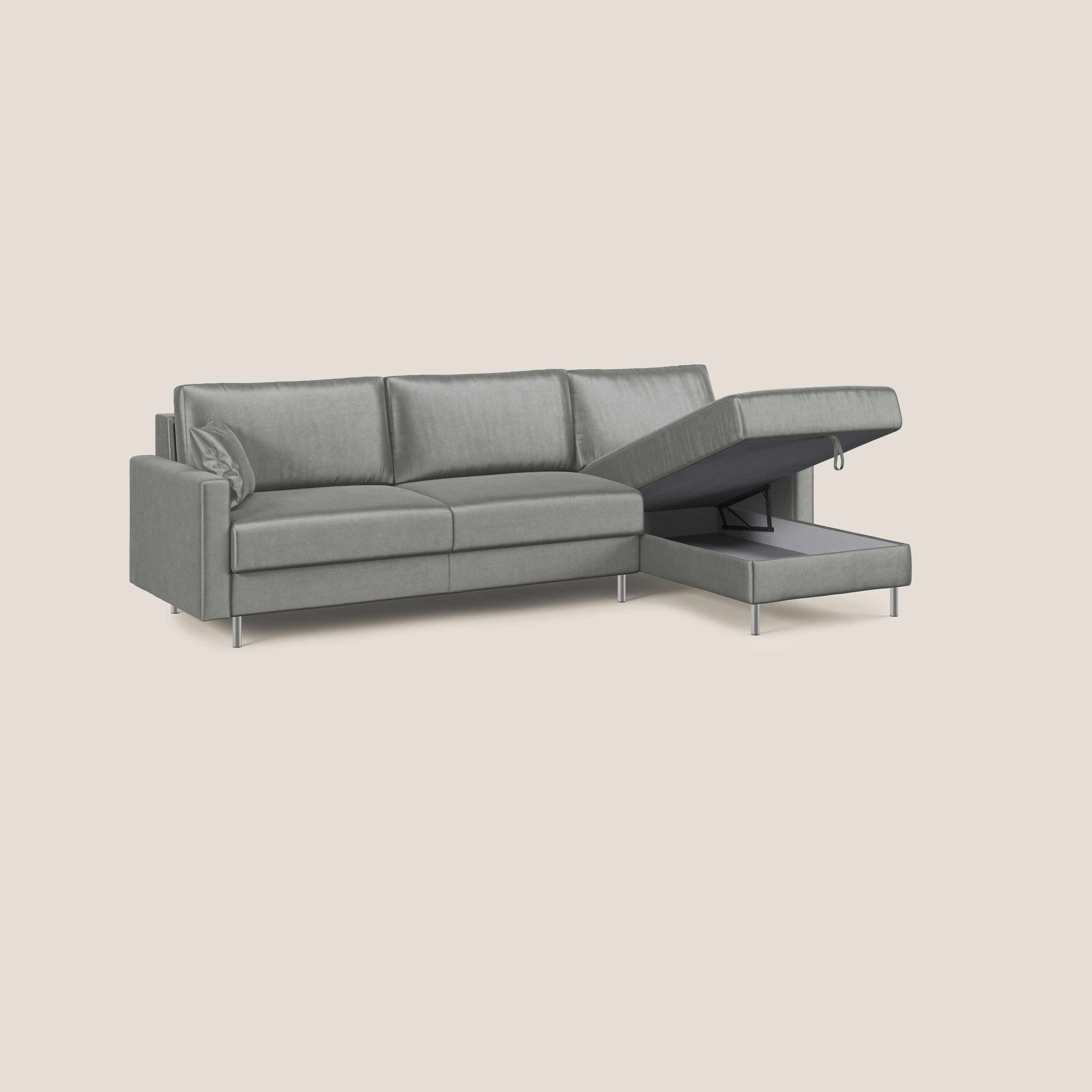 Il divano letto angolare Andromeda in velluto morbido impermeabile T01 grigio chiaro di Divani.Store, a tre posti e con gambe cromate, è dotato di una chaise longue destra con contenitore nascosto sollevabile. Il divano è inserito in un semplice sfondo beige.