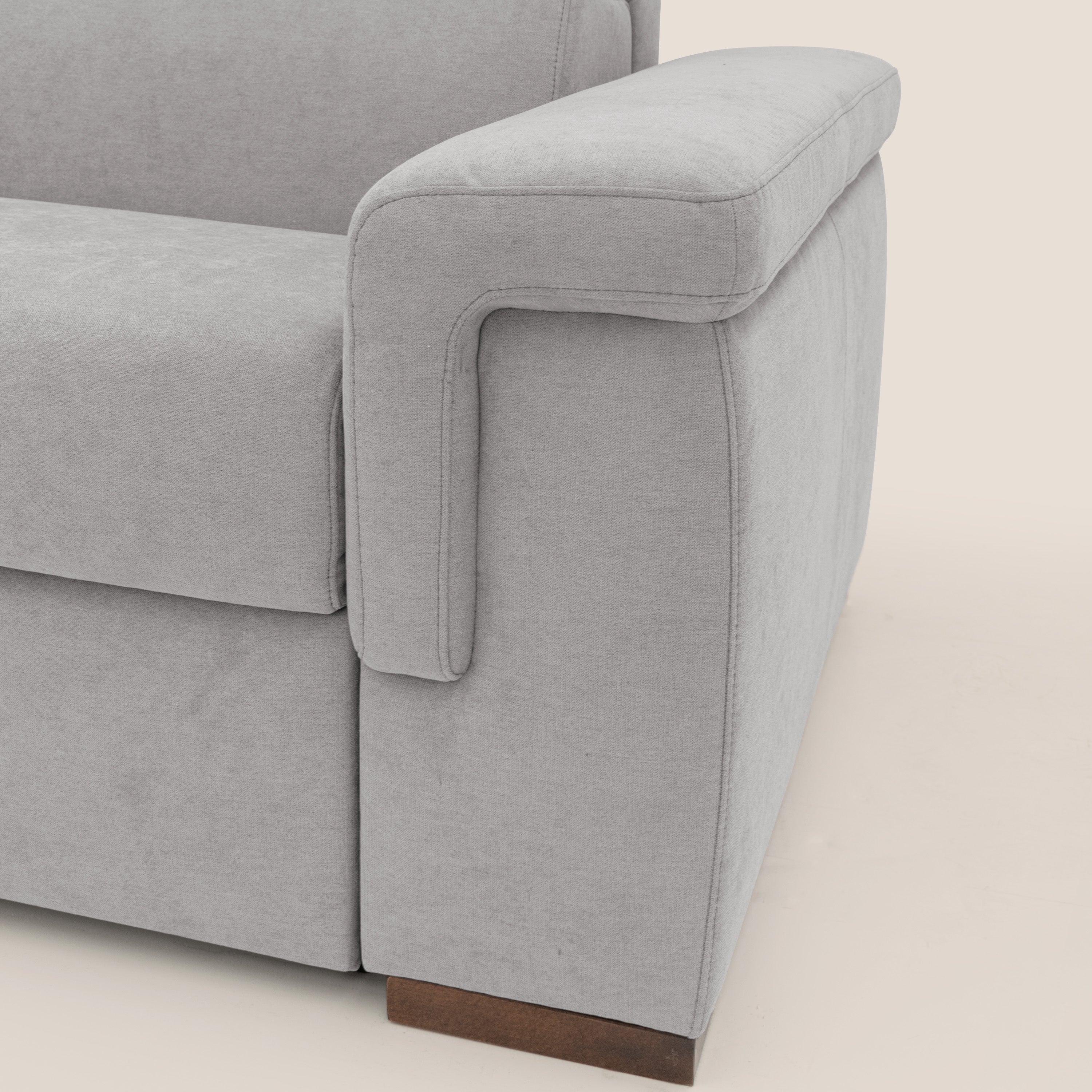 Giunone divano letto con materasso alto 18 cm e poggiatesta reclinabili in tessuto impermeabile T02 grigio chiaro - divani.store