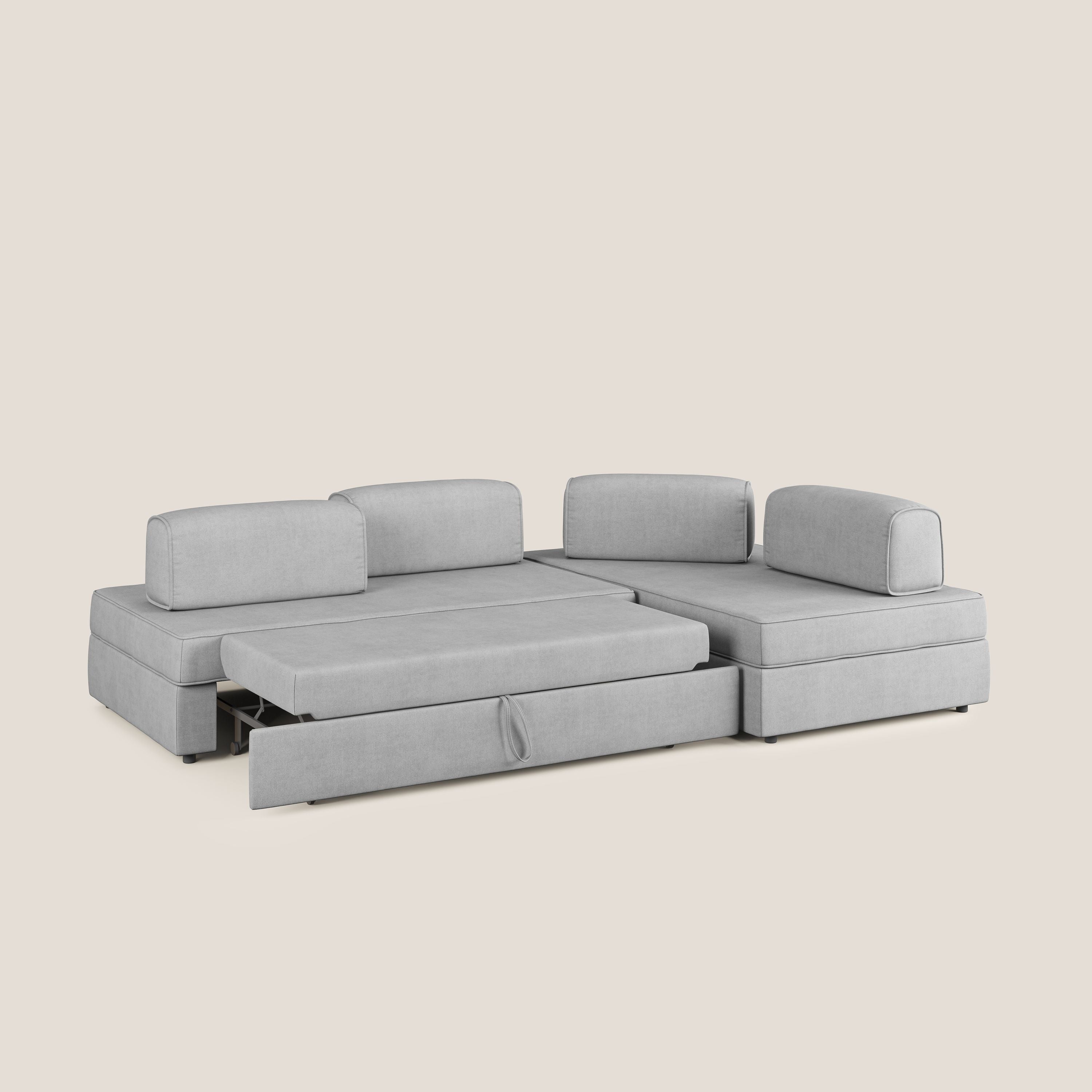 Liberty divano angolare con pouf estraibile e schienali movibili in tessuto morbido impermeabile T02 grigio chiaro - divani.store