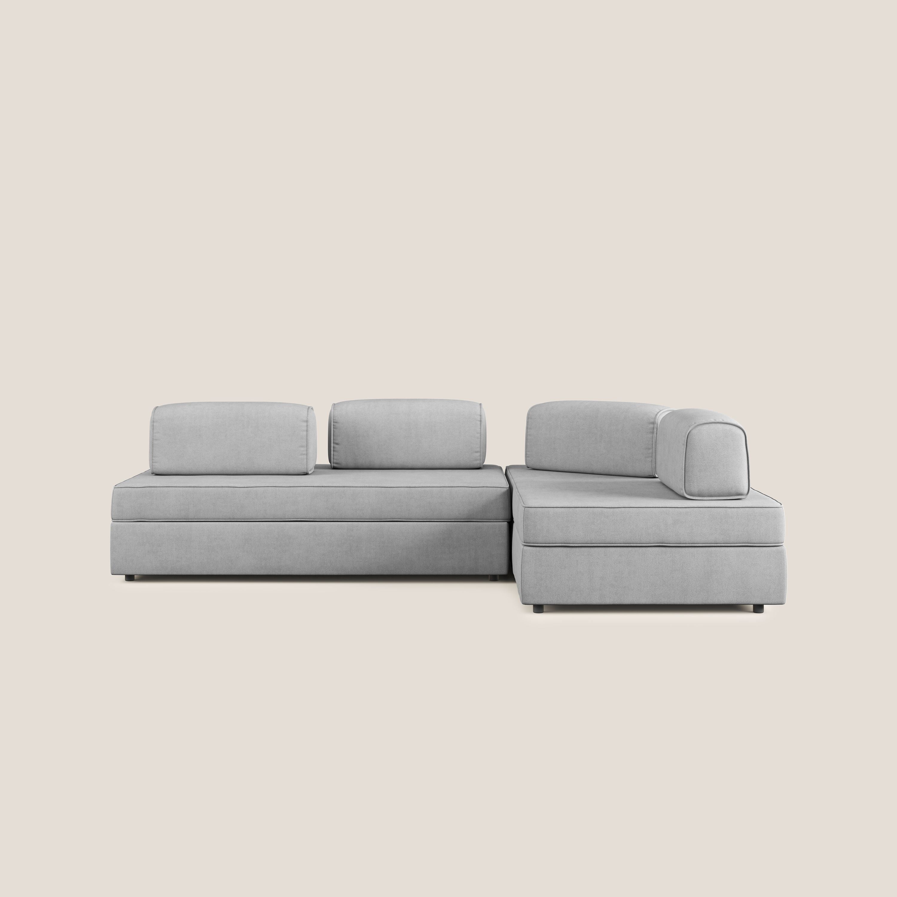 Liberty divano angolare con pouf estraibile e schienali movibili in tessuto morbido impermeabile T02 grigio chiaro - divani.store