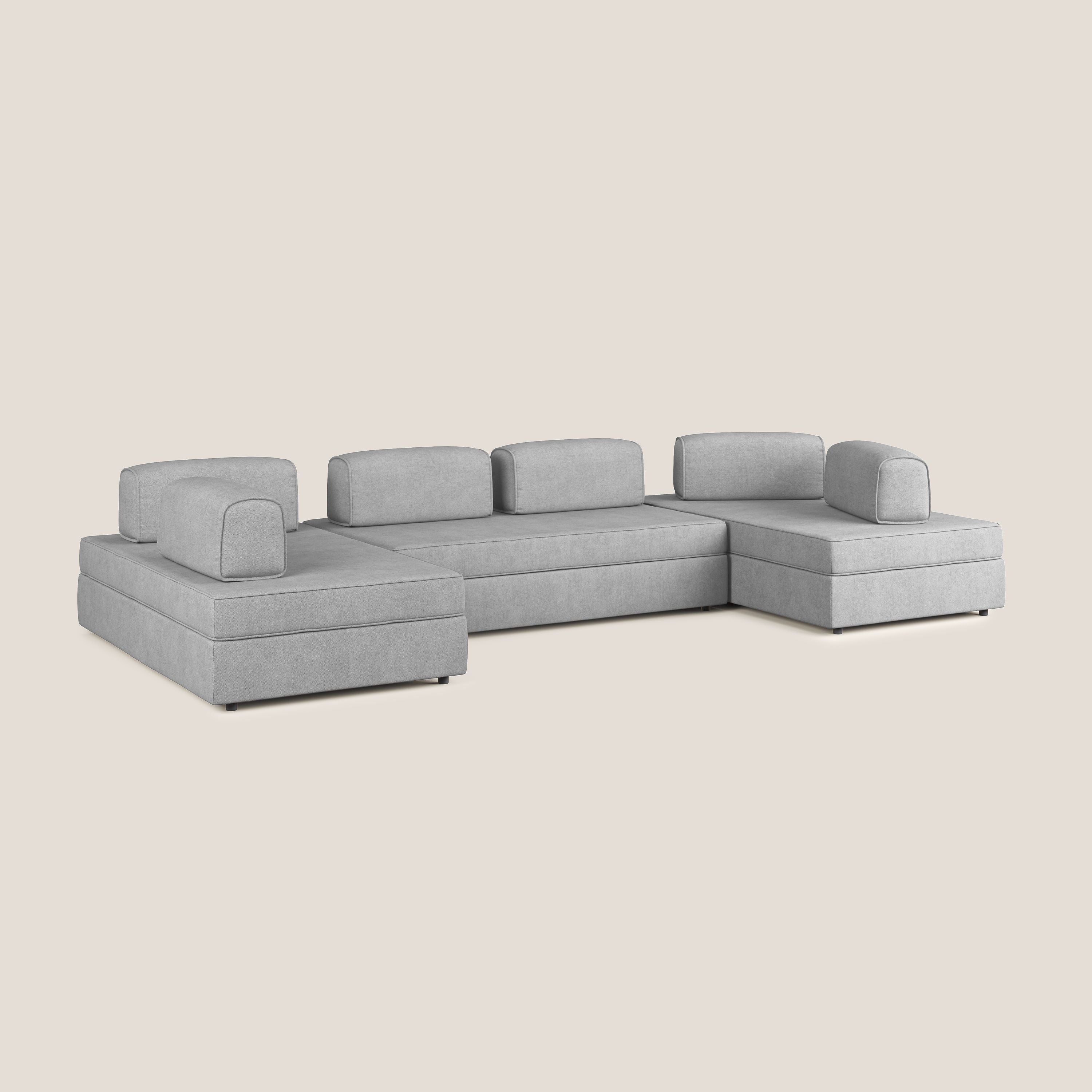 Liberty divano panoramico con pouf estraibile e schienali movibili in tessuto morbido impermeabile T02 grigio chiaro - divani.store
