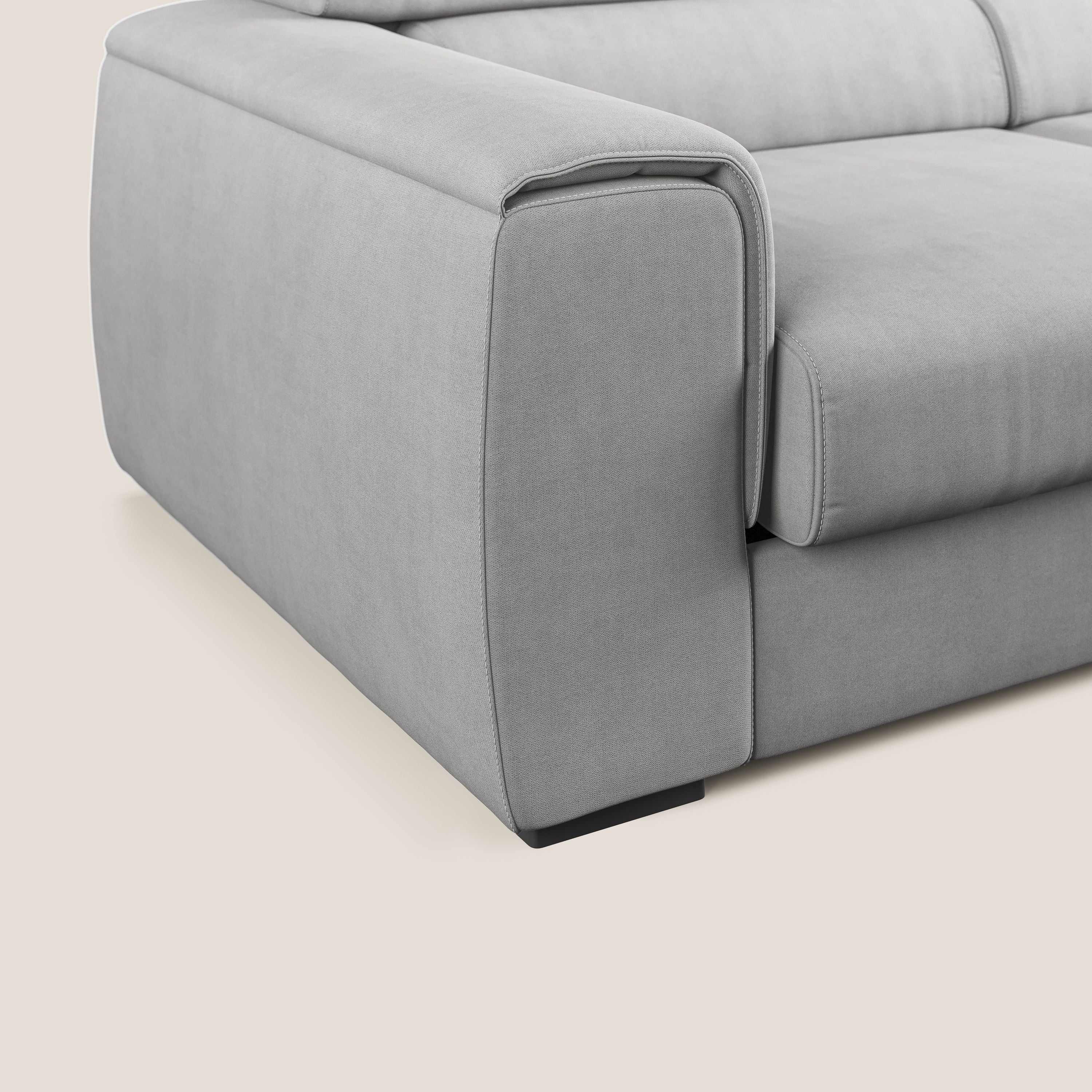 Zeno Divano angolare con pouf estraibile poggiapiedi in tessuto morbido impermeabile T02 grigio chiaro - divani.store