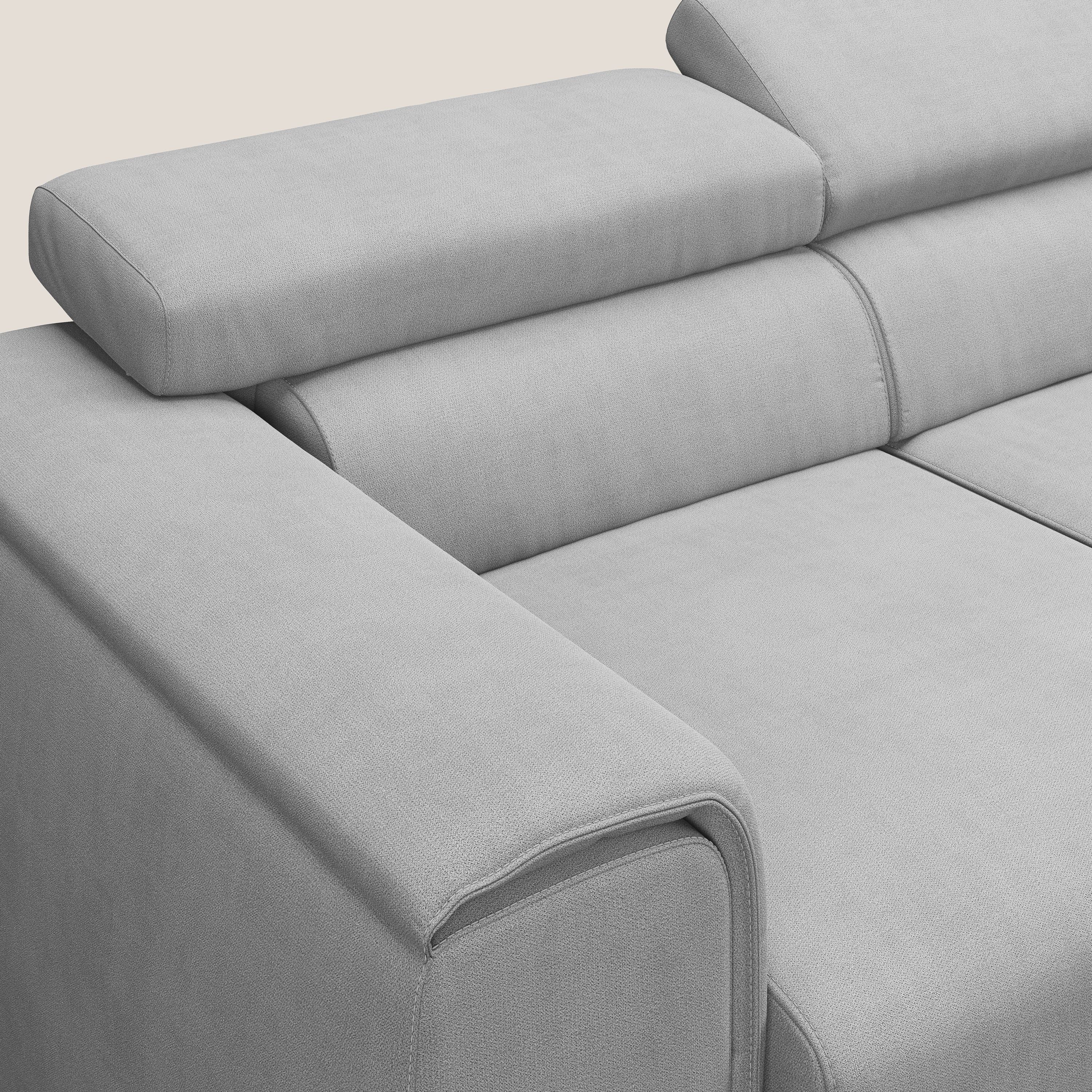 Zeno Divano con pouf estraibile poggiapiedi a 3 sedute in tessuto morbido impermeabile T02 grigio chiaro - divani.store