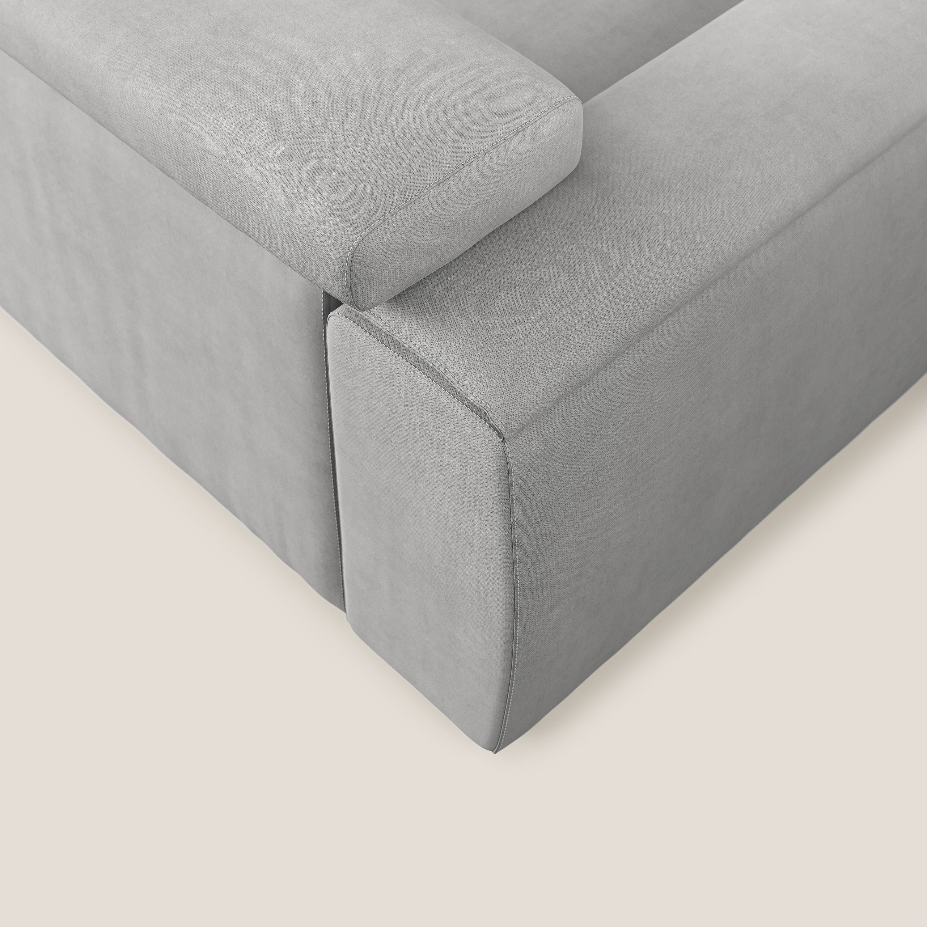 Zeno Divano con pouf estraibile poggiapiedi in tessuto morbido impermeabile T02 grigio chiaro - divani.store