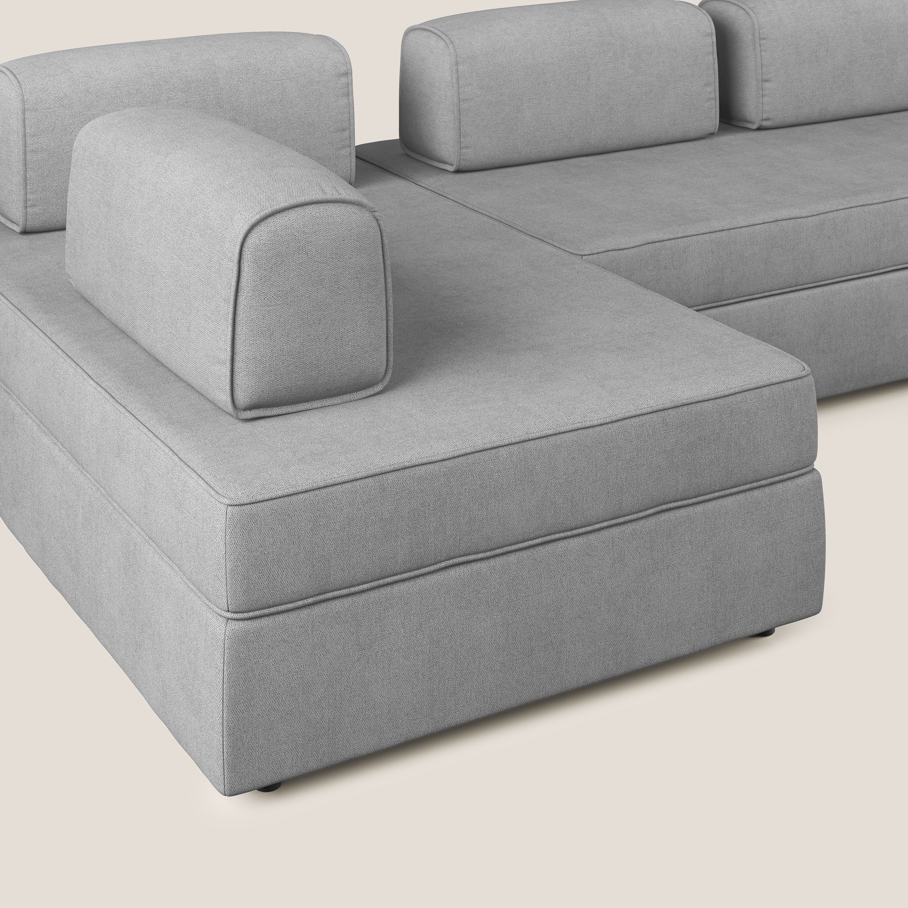 Liberty divano panoramico con pouf estraibile e schienali movibili in tessuto morbido impermeabile T02 grigio chiaro - divani.store