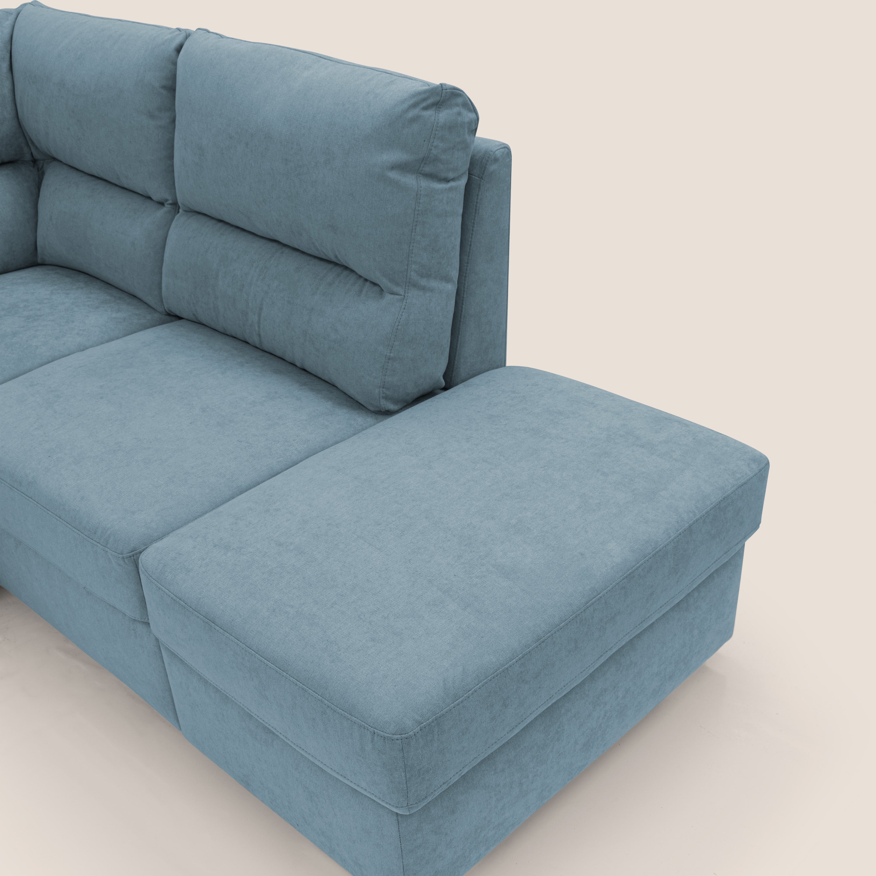 Minerva divano angolare con estraibile a cassettone e pouf contenitore in tessuto morbido impermeabile T02 carta da zucchero - divani.store