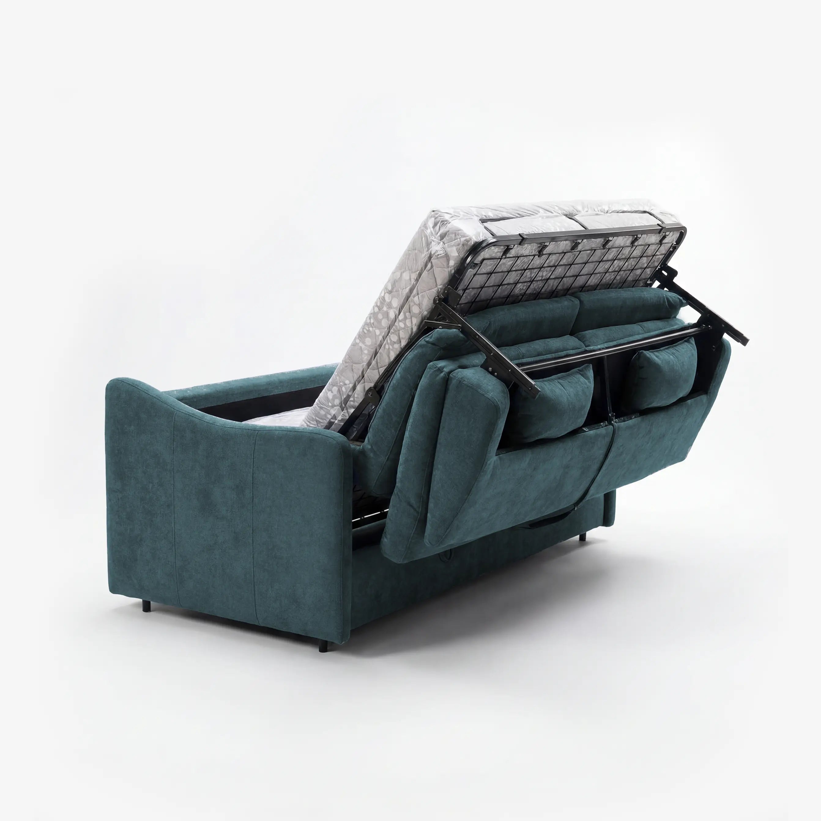 Il divano letto a 3 posti Lodovico di Divani.Store, raffigurato in tessuto color verde acqua smacchiabile certificato Oeko-Tex, presenta i cuscini dello schienale rimossi e il materasso ALTO da 20 cm (140x195) con struttura in metallo parzialmente aperto, in modo da mostrare il meccanismo estraibile su uno sfondo bianco a tinta unita.