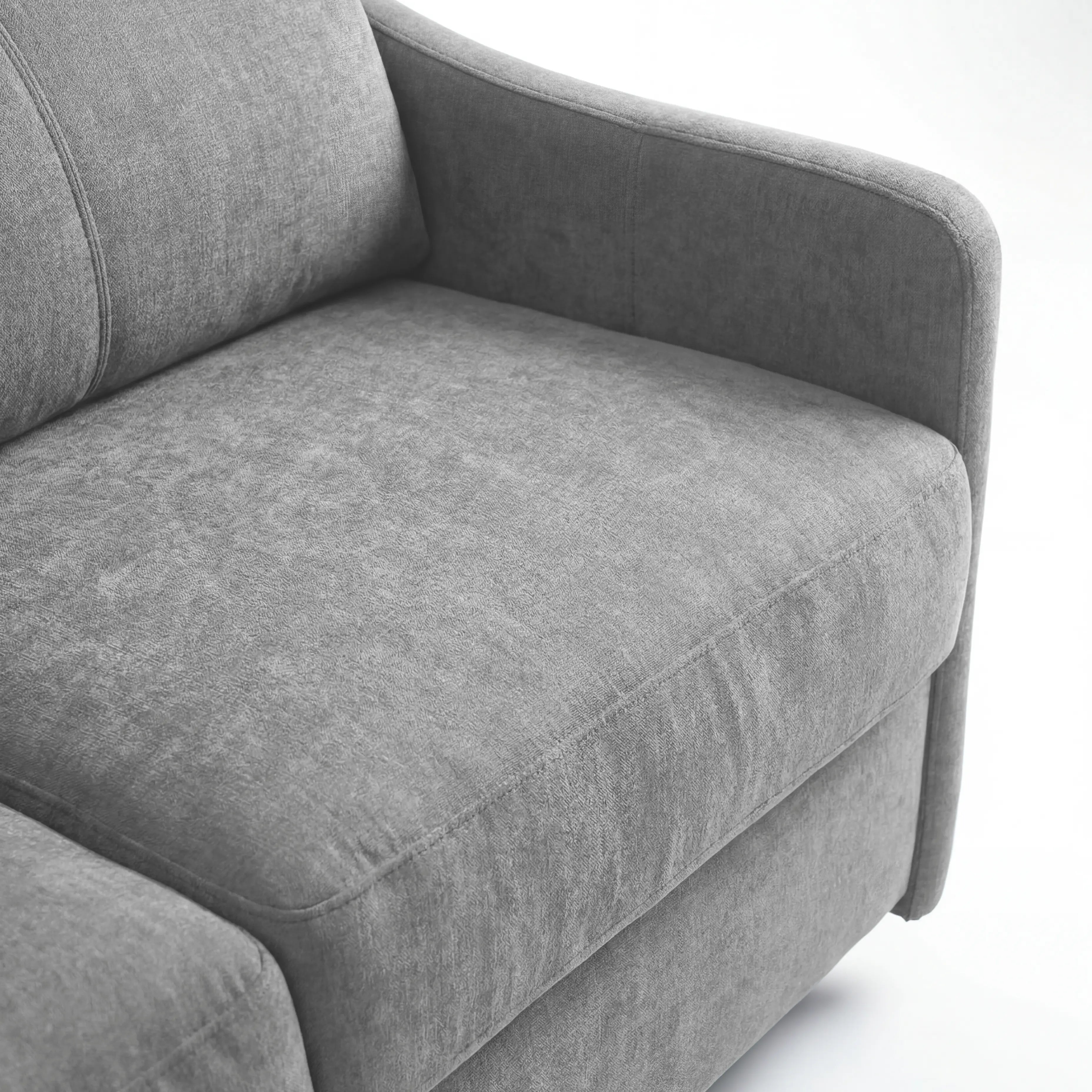 Primo piano del divano letto a 3 posti Lodovico di Divani.Store, realizzato in tessuto grigio Oeko-Tex antimacchia, con seduta e braccioli ben imbottiti e cuciture discrete. Lo sfondo bianco mette in risalto il suo design pulito e contemporaneo e il materasso alto 20 cm.