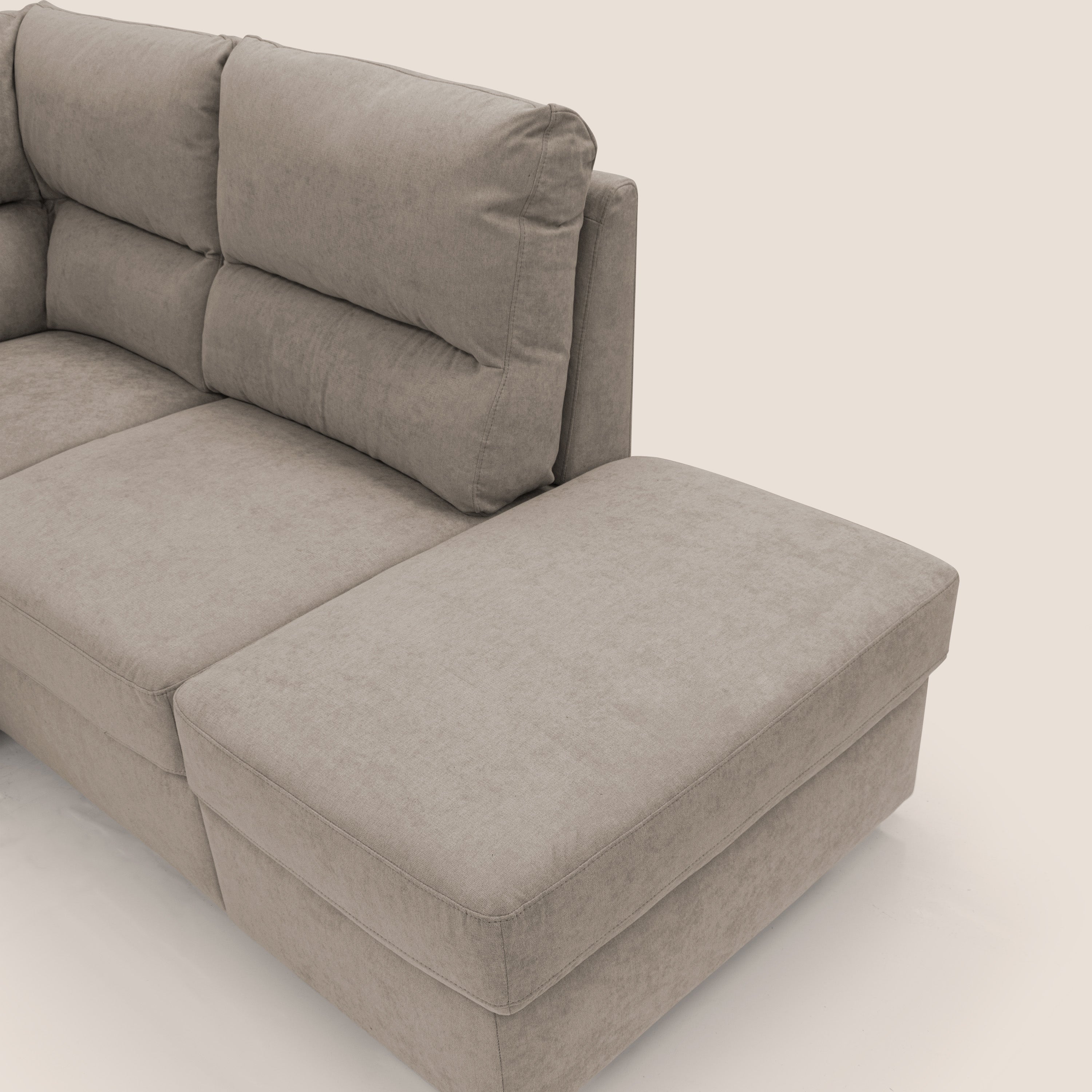 Minerva divano angolare con estraibile a cassettone e pouf contenitore in tessuto morbido impermeabile T02 beige - divani.store