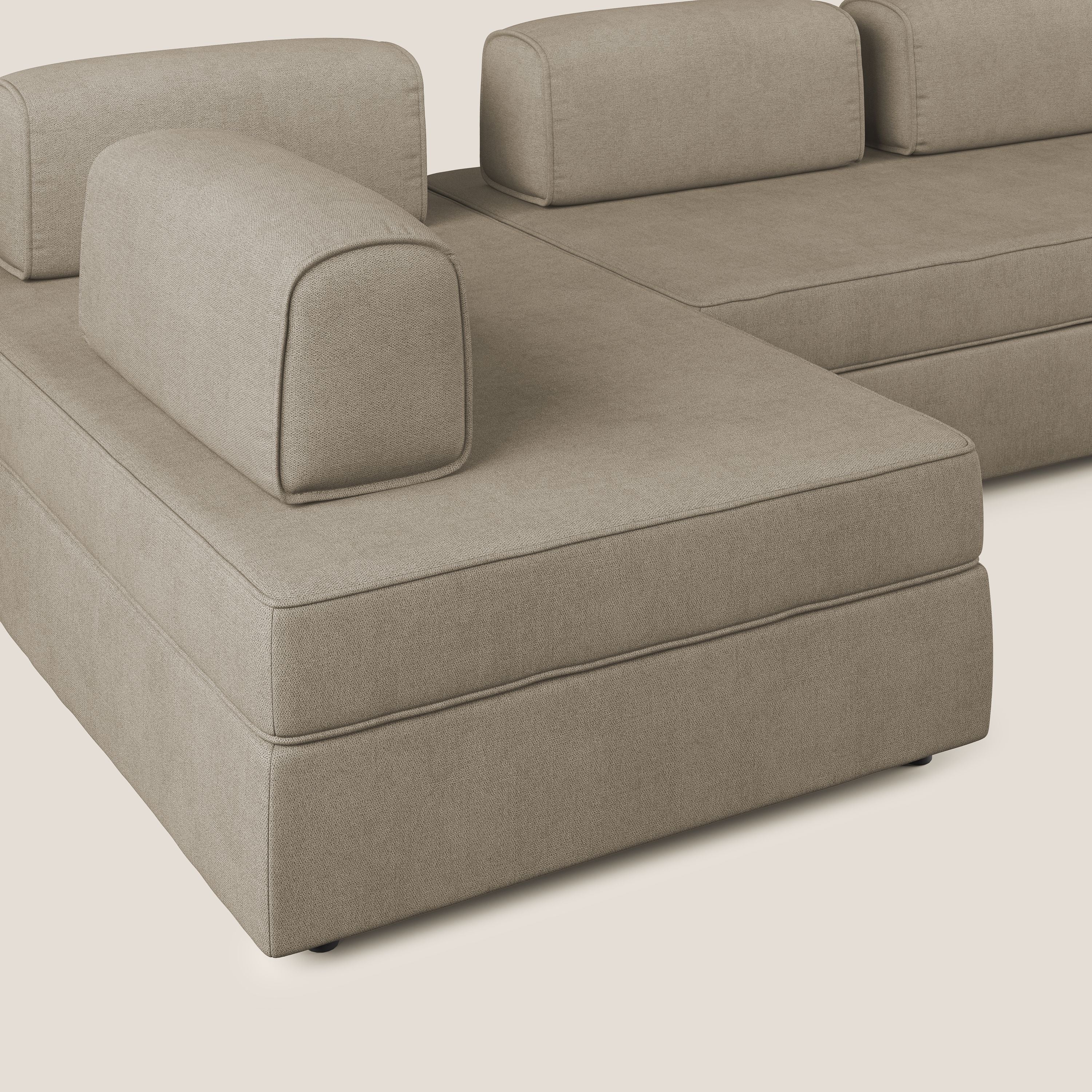 Liberty divano panoramico con pouf estraibile e schienali movibili in tessuto morbido impermeabile T02 beige - divani.store