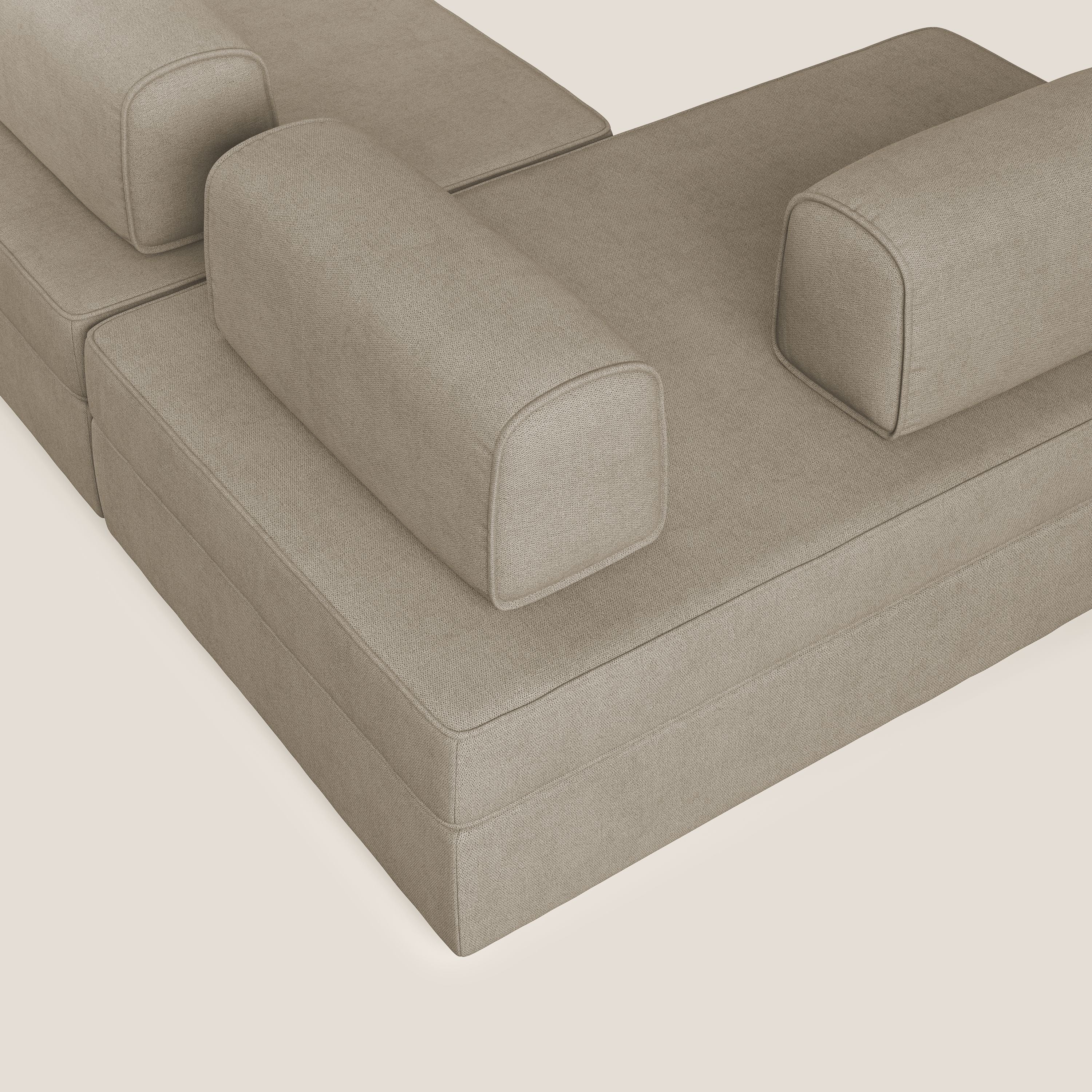 Liberty divano panoramico con pouf estraibile e schienali movibili in tessuto morbido impermeabile T02 beige - divani.store