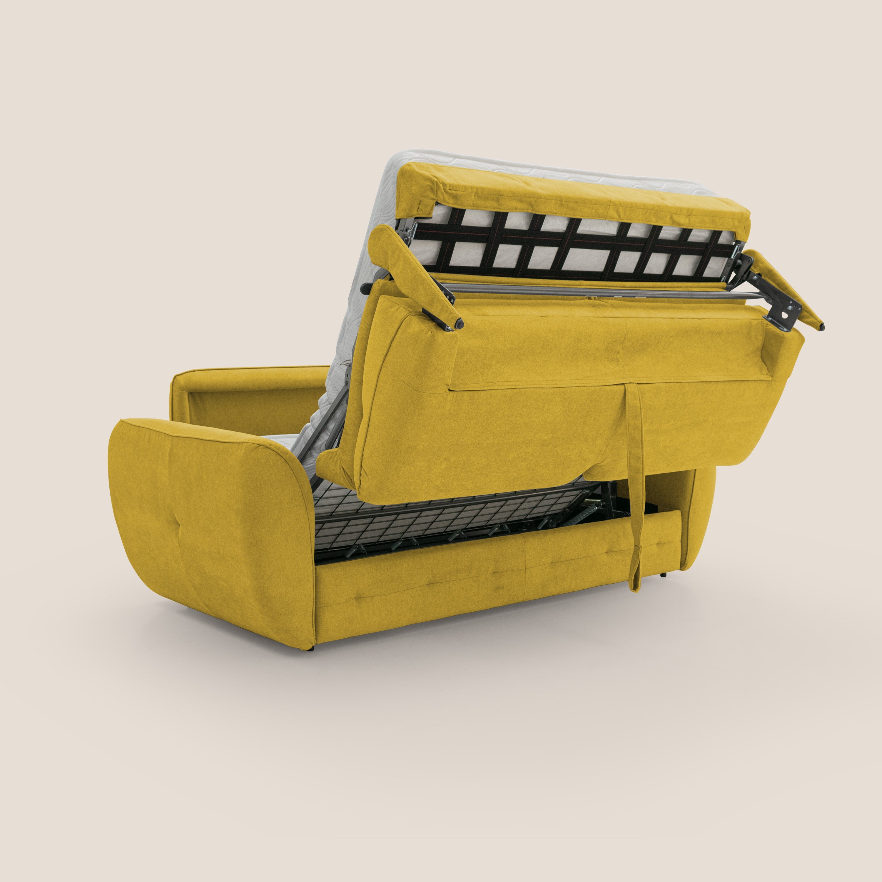 Lo Zeus Divano letto scandinavo di Divani.Store, presentato in tessuto impermeabile giallo T02 con materasso H18, si trasforma a metà - schienale inclinato e rete del materasso estesa - su uno sfondo chiaro che mette in risalto questo pezzo made in Italy.