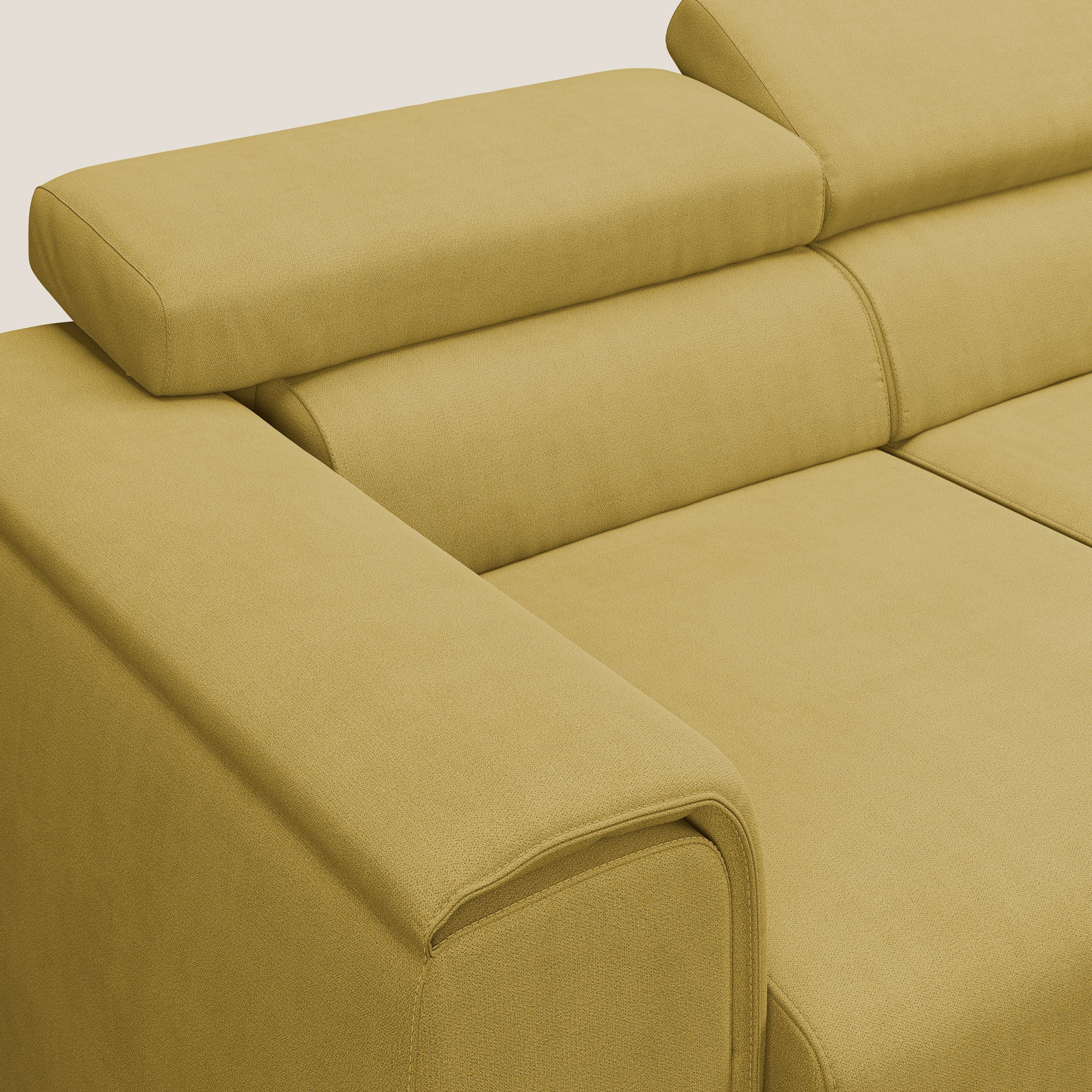 Zeno Divano con pouf estraibile poggiapiedi a 3 sedute in tessuto morbido impermeabile T02 giallo - divani.store