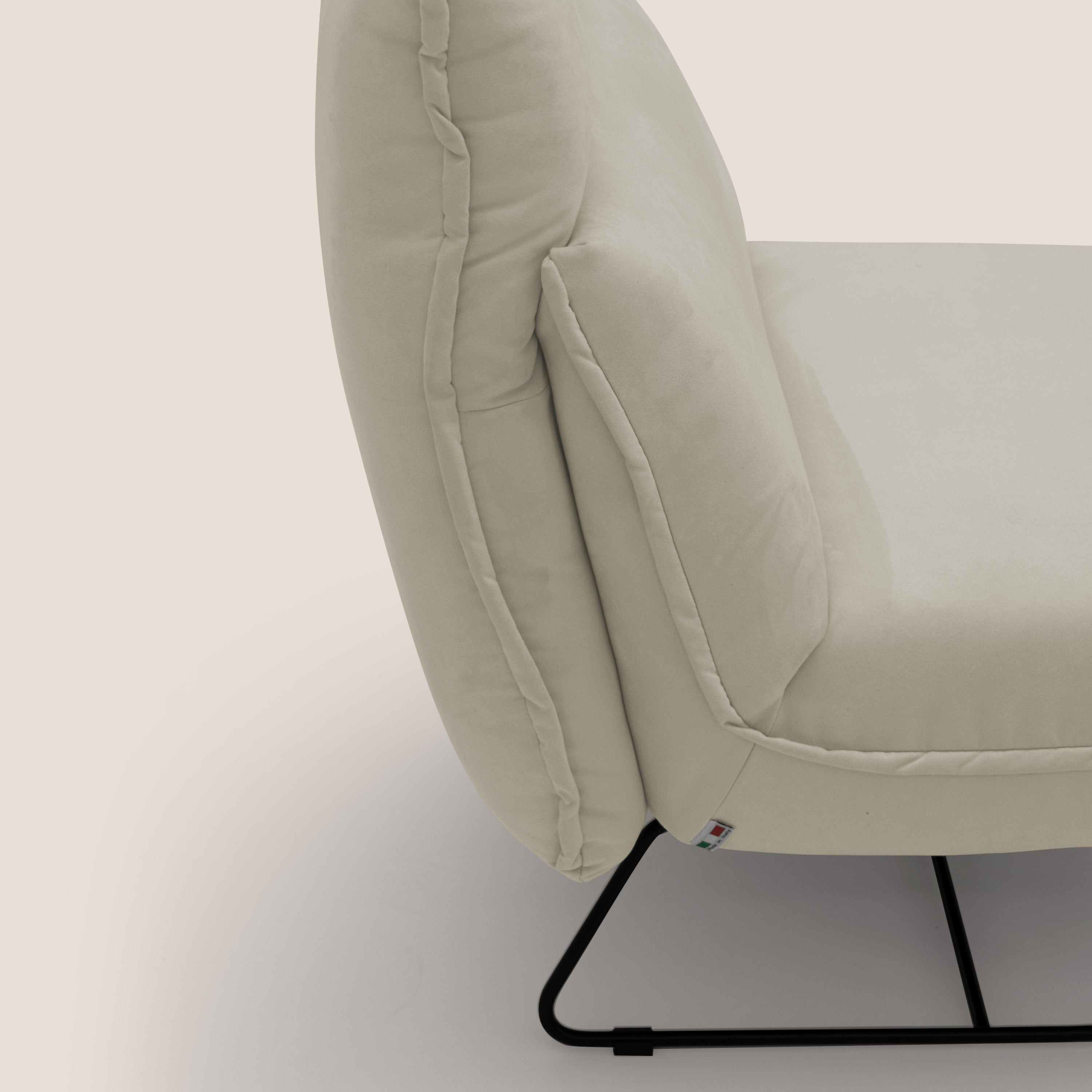 Tessa Poltroncina dal design moderno in morbida microfibra smacchiabile T11 panna - divani.store