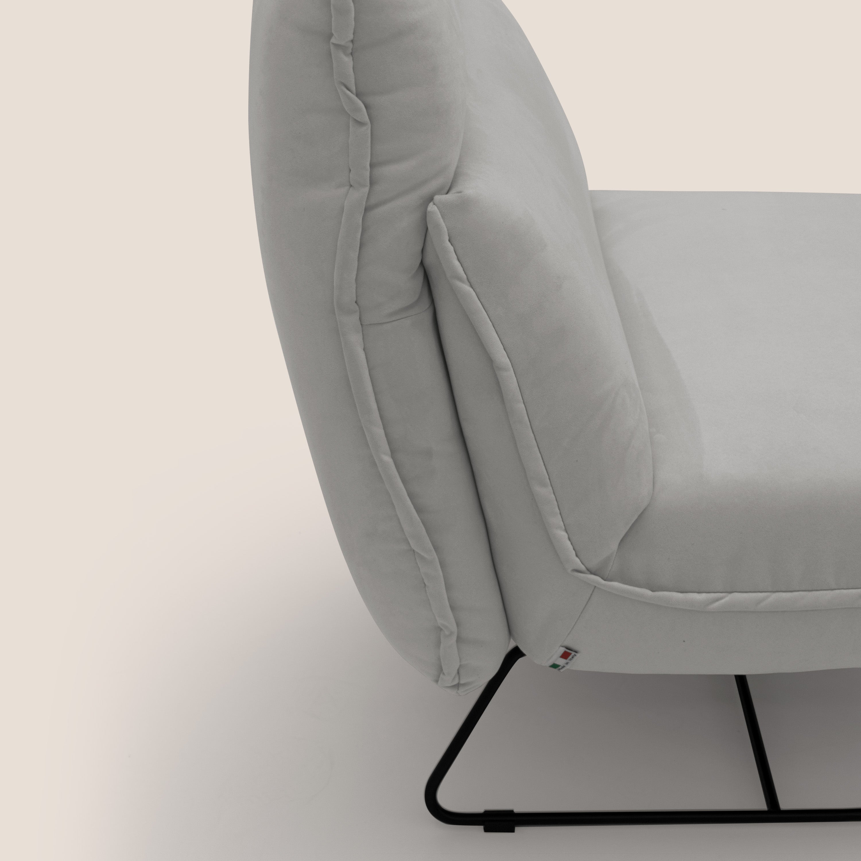 Tessa Poltroncina dal design moderno in morbida microfibra smacchiabile T11 grigio chiaro - divani.store