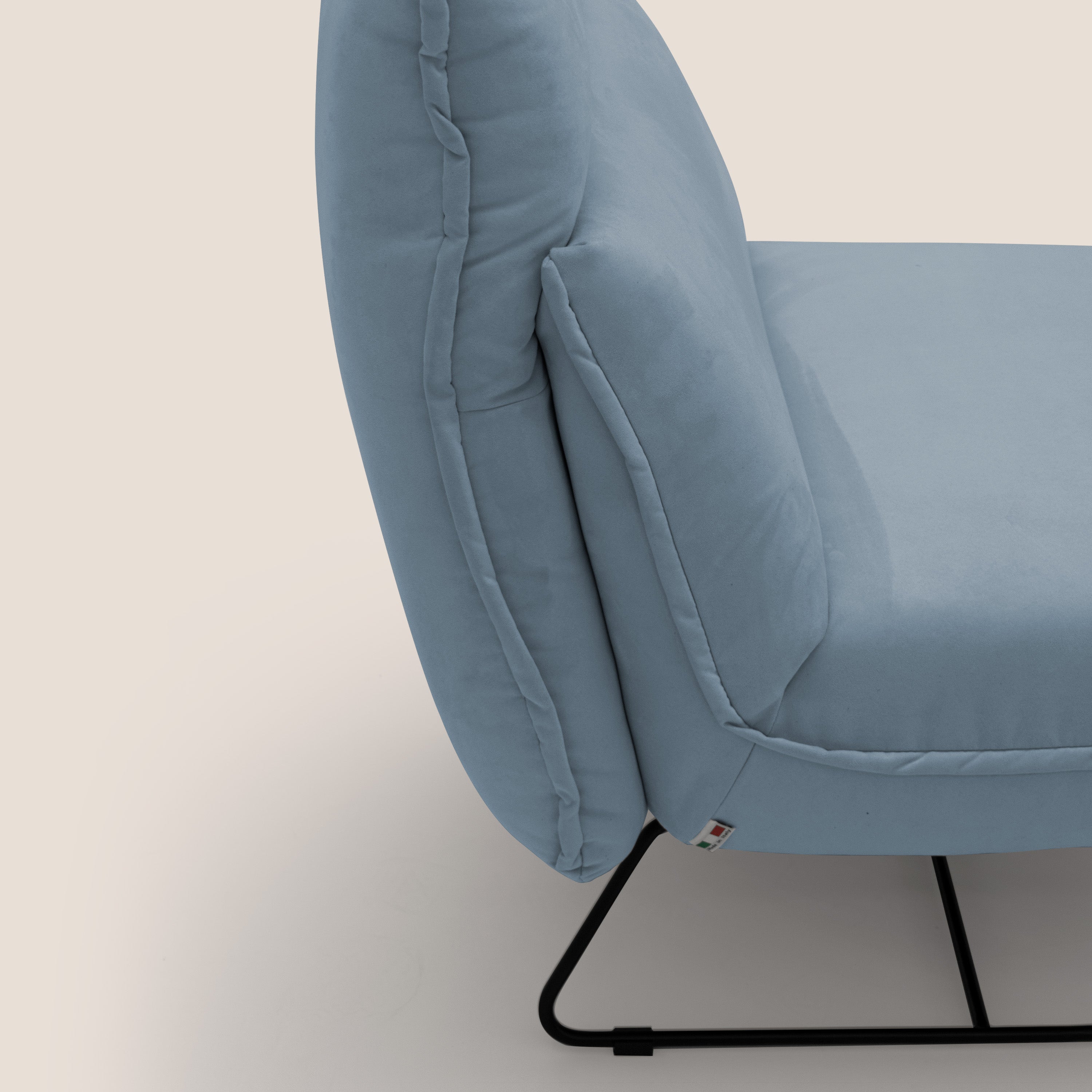 Tessa Poltroncina dal design moderno in morbida microfibra smacchiabile T11 carta da zucchero - divani.store