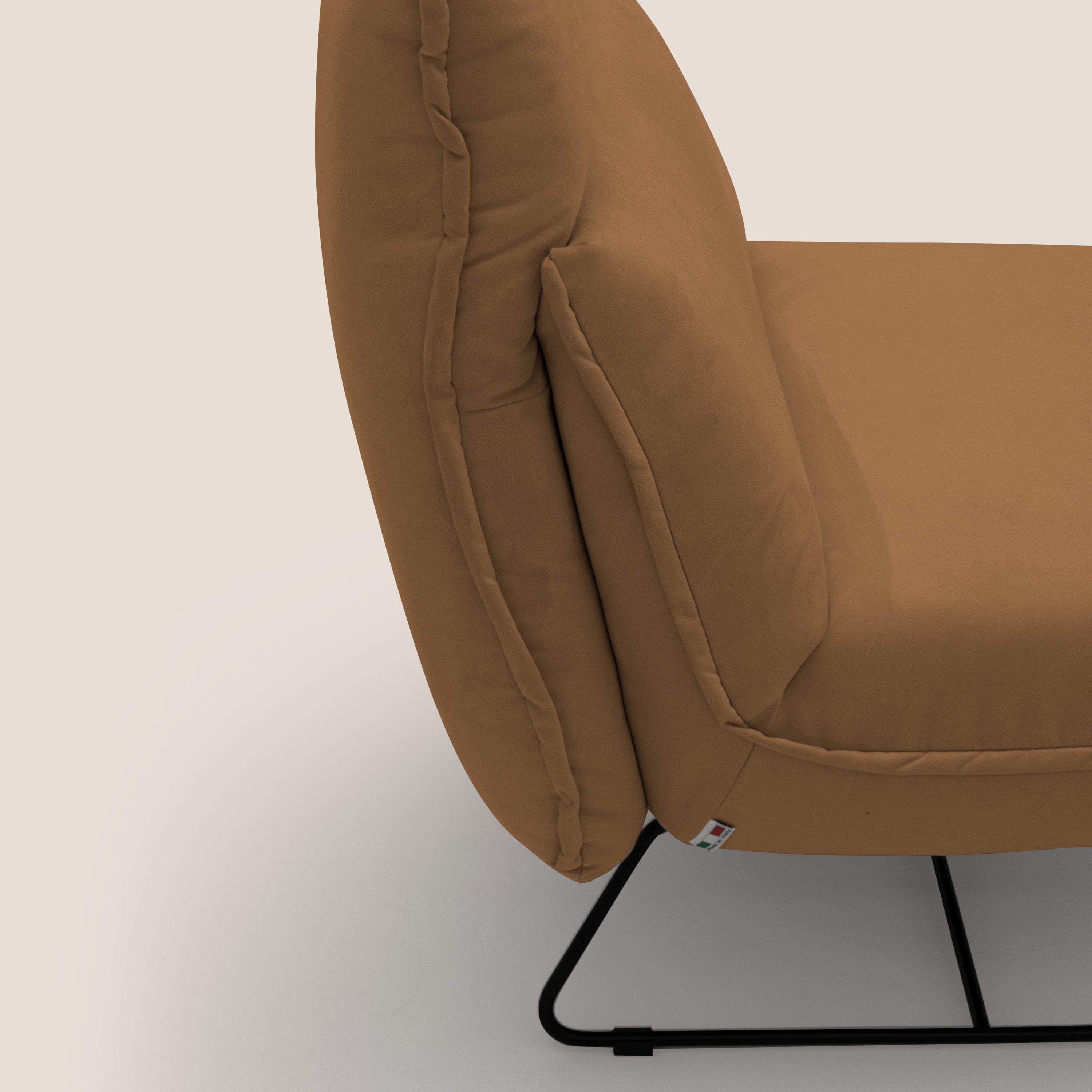 Tessa Poltroncina dal design moderno in morbida microfibra smacchiabile T11 cuoio - divani.store