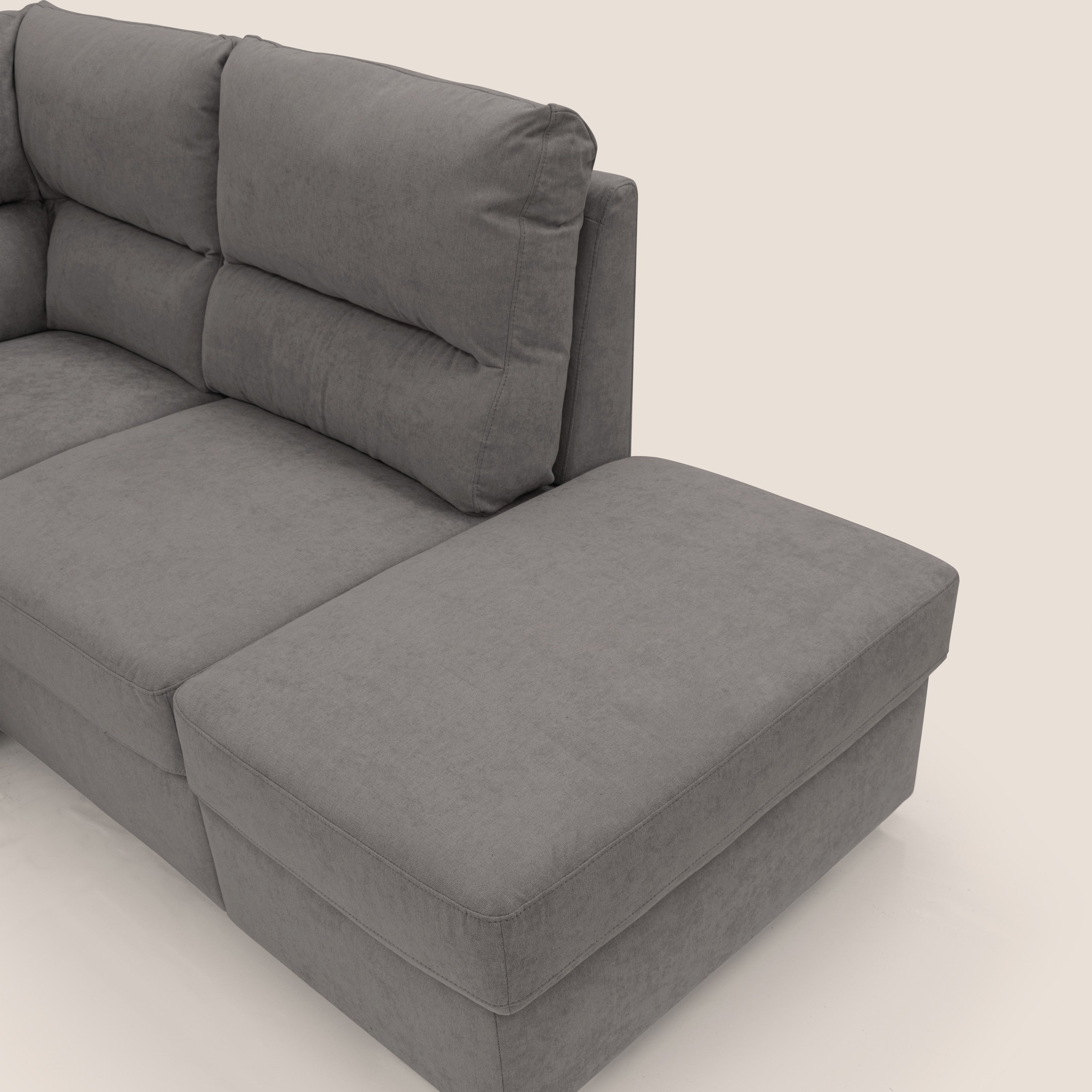 Minerva divano angolare con estraibile a cassettone e pouf contenitore in tessuto morbido impermeabile T02 grigio - divani.store