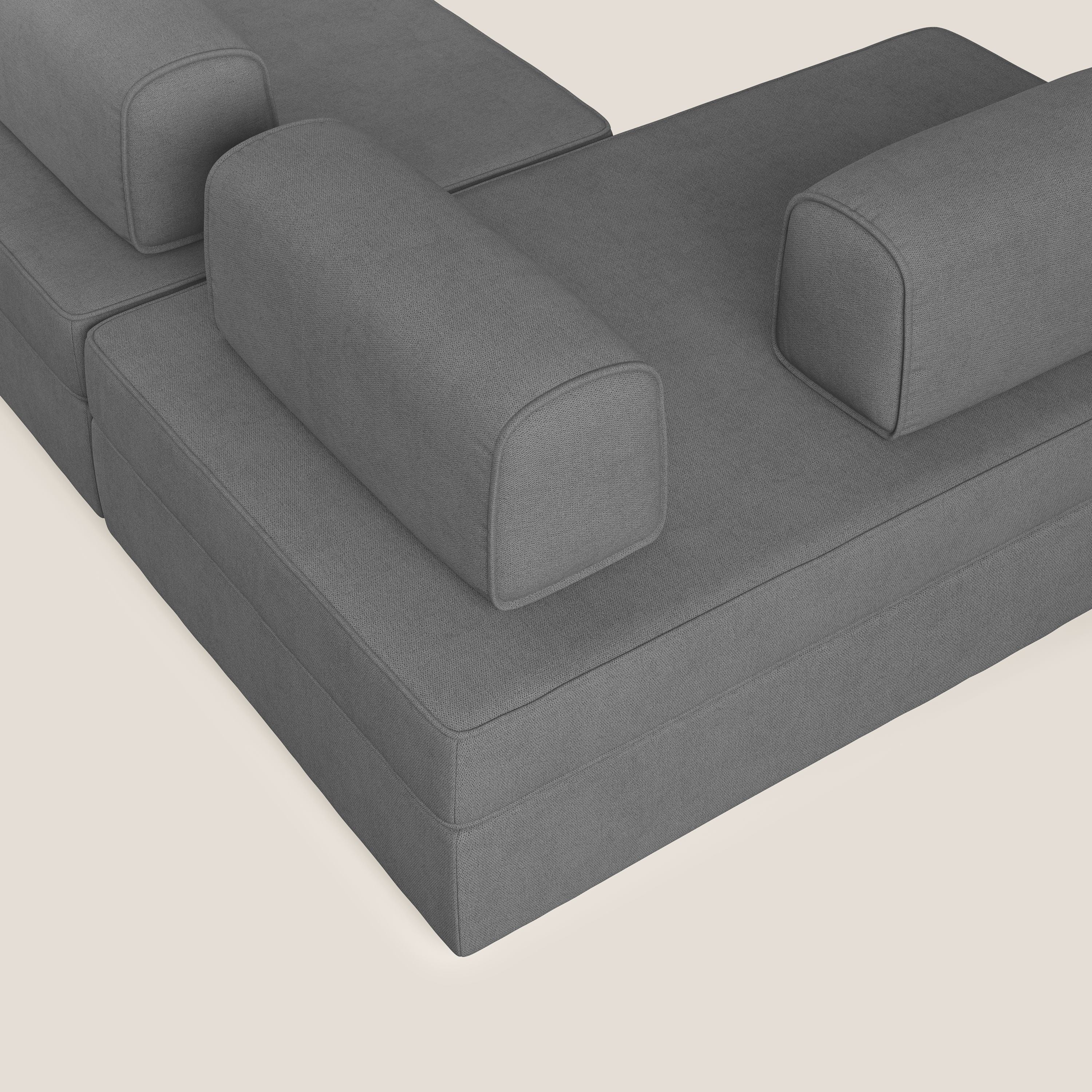 Liberty divano panoramico con pouf estraibile e schienali movibili in tessuto morbido impermeabile T02 grigio - divani.store