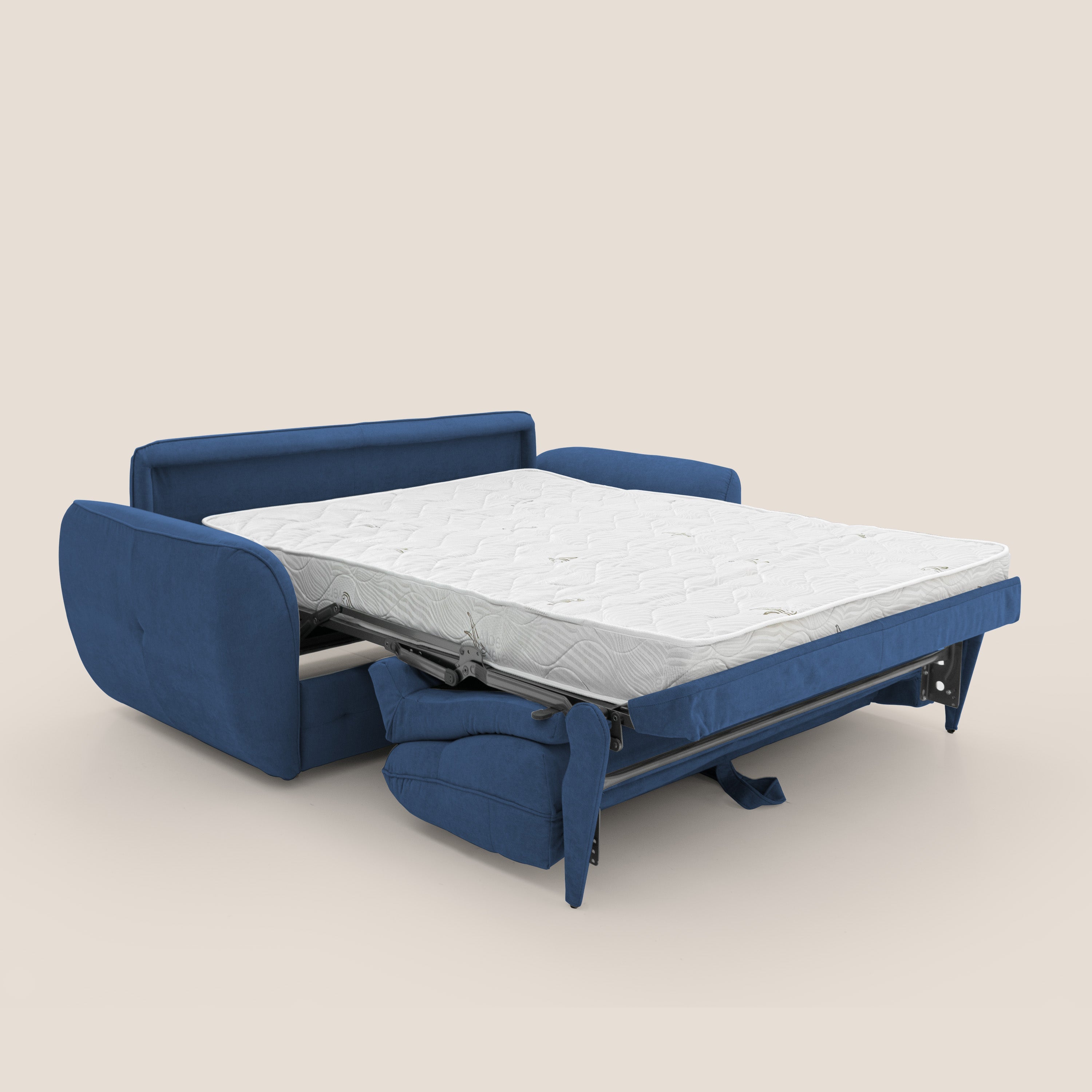 Il divano letto scandinavo Zeus di Divani.Store è caratterizzato da un tessuto impermeabile blu T02, braccioli arrotondati, struttura e gambe in metallo e si apre per rivelare un materasso bianco H18 (140x197 cm). Il suo design audace e moderno spicca su uno sfondo beige.
