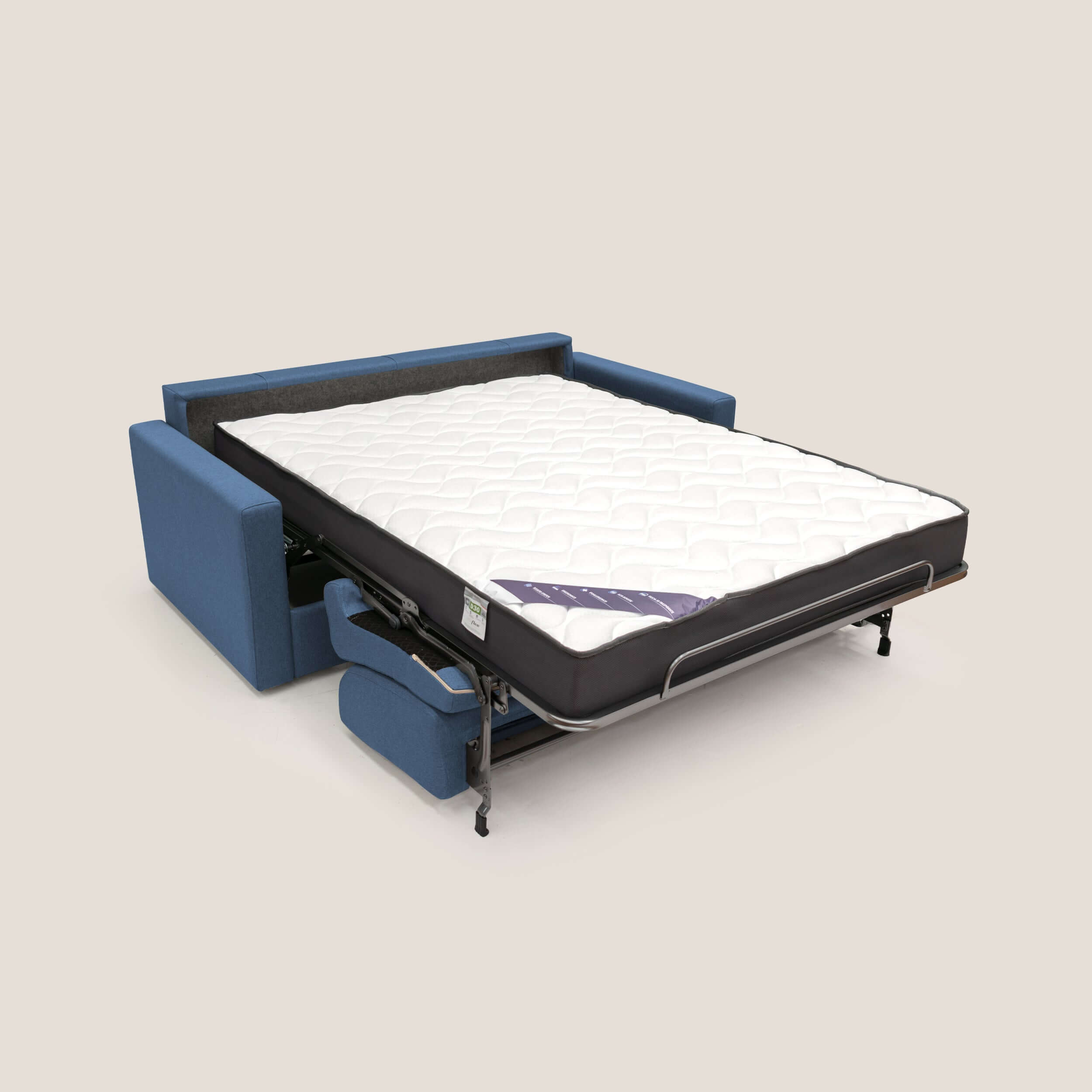 Il Chris Divano letto 206 cm (mat. 160x197) in impermeabile T13 blu di Divani.Store è mostrato con il materasso esteso, rivelando la sua struttura in metallo e il materasso trapuntato bianco su uno sfondo beige, mettendo in evidenza questo elegante divano trasformabile.
