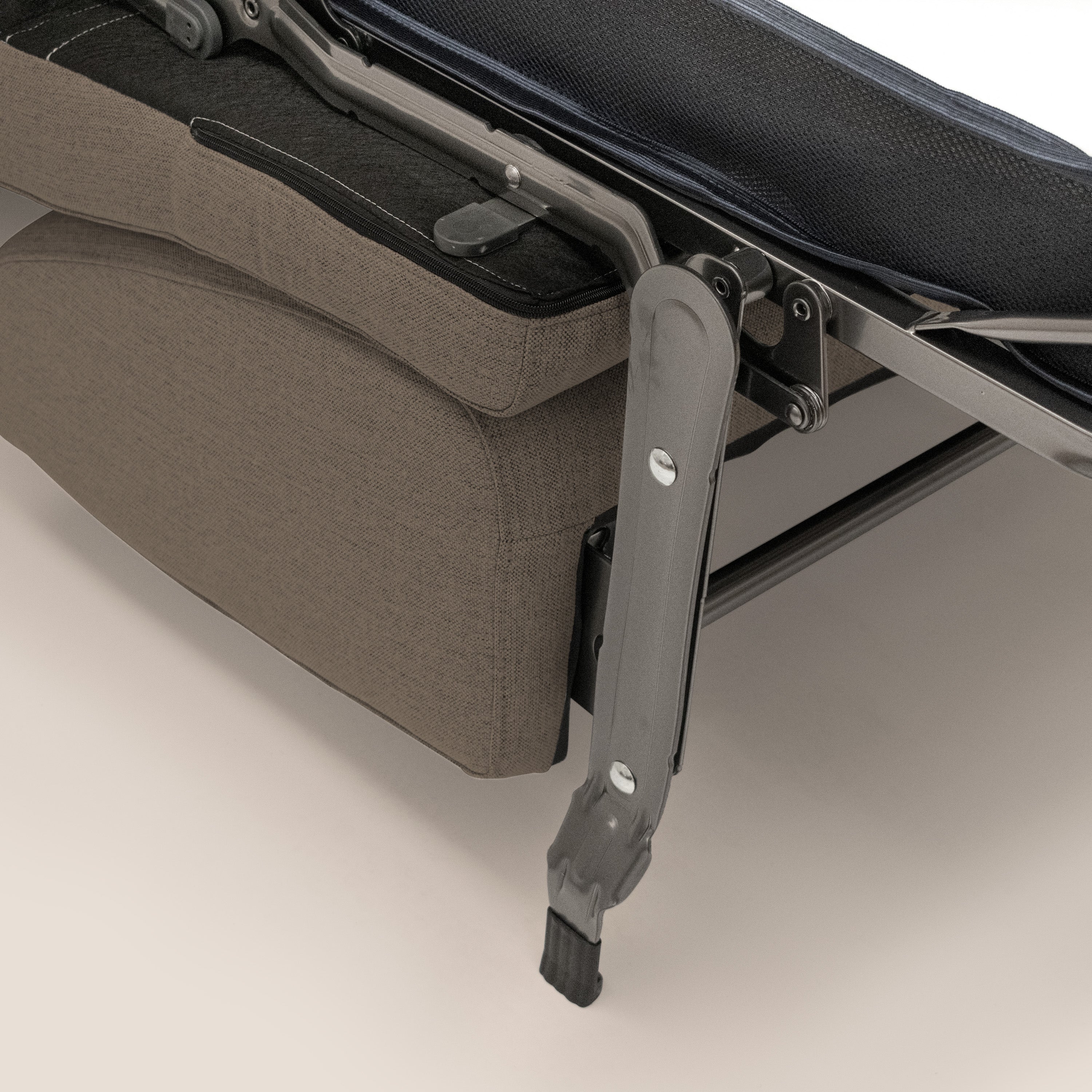 Scarlet Schlafsofa aus wasserfestem Baumwollmischgewebe T19 braun