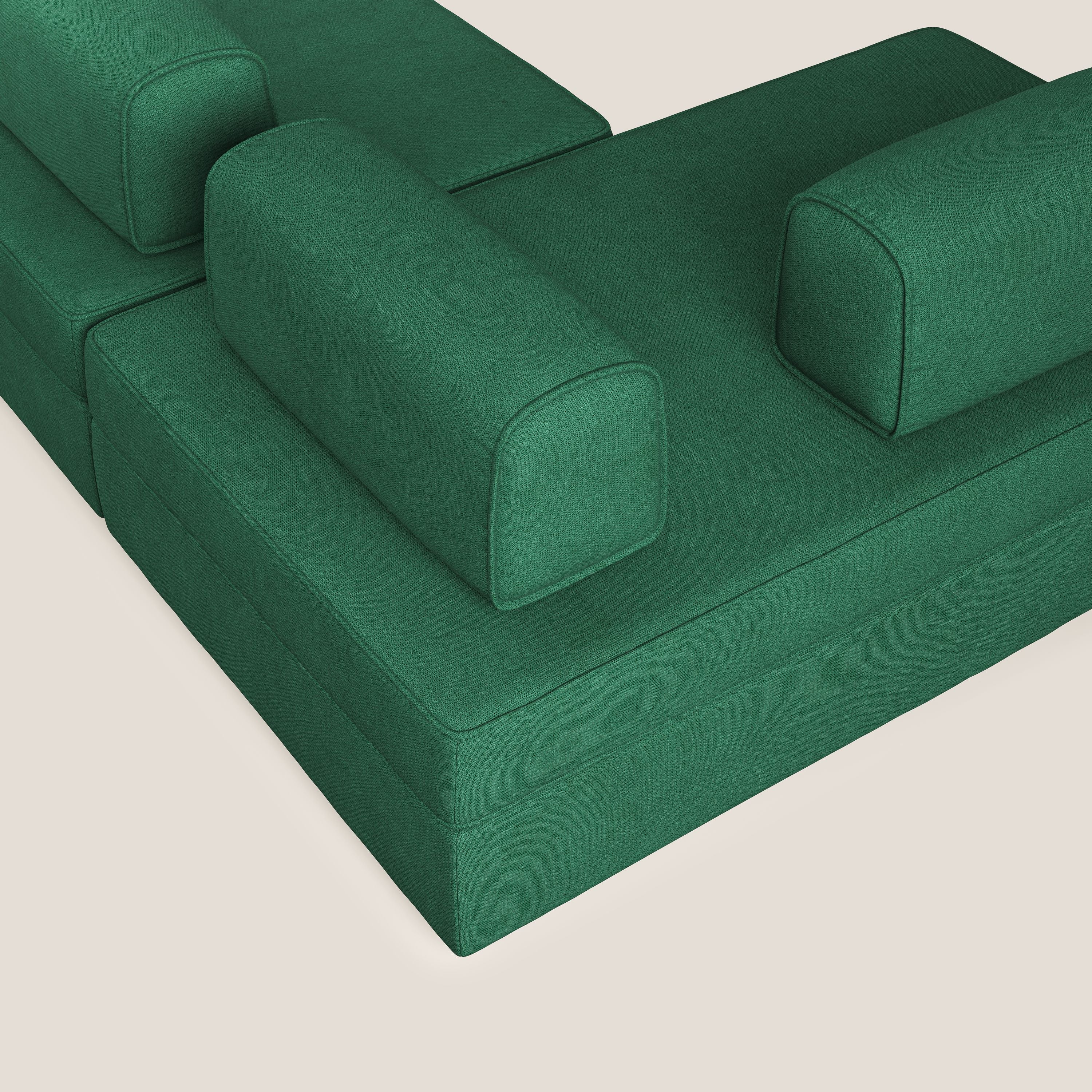 Liberty divano panoramico con pouf estraibile e schienali movibili in tessuto morbido impermeabile T02 verde - divani.store