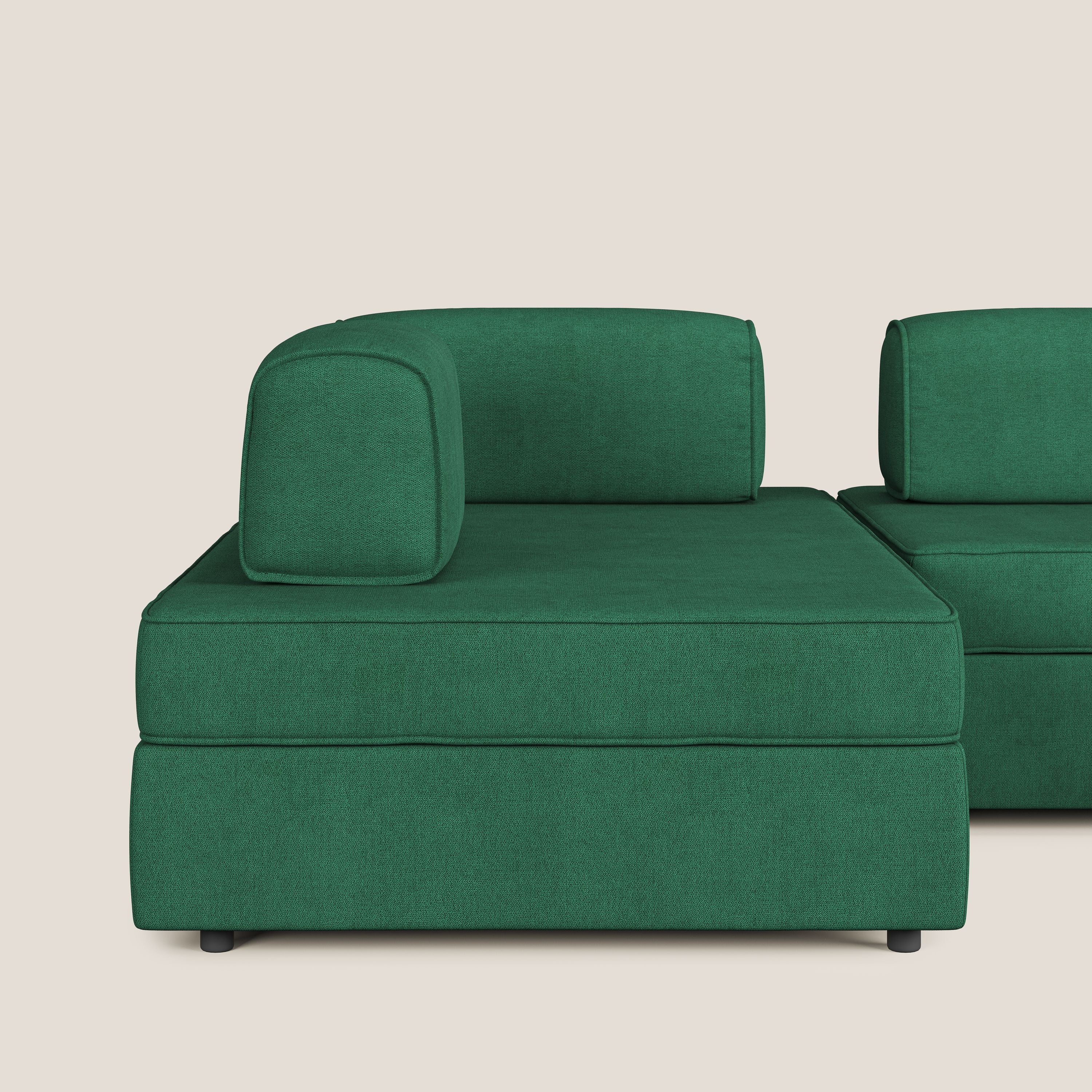 Liberty divano panoramico con pouf estraibile e schienali movibili in tessuto morbido impermeabile T02 verde - divani.store