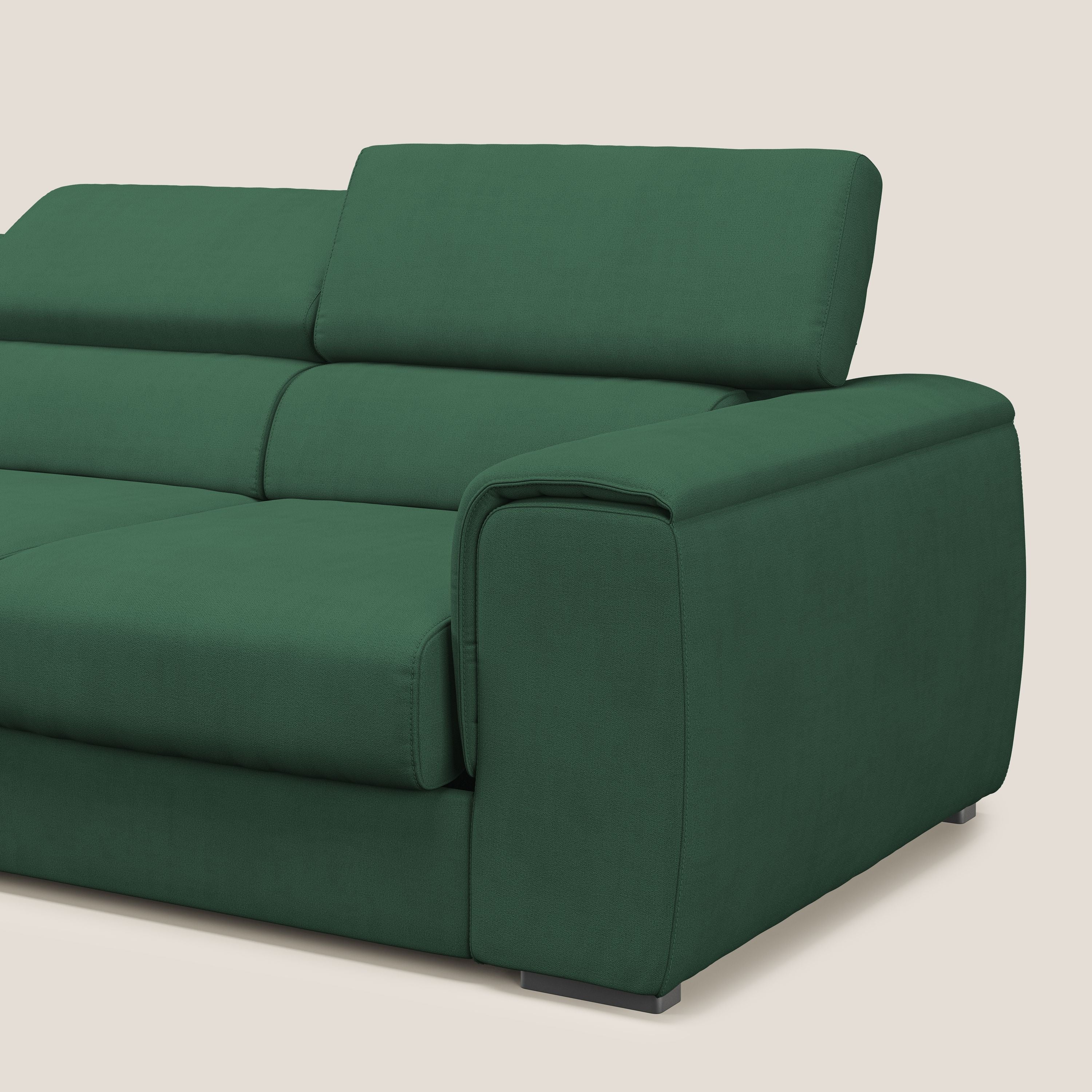 Zeno Divano con pouf estraibile poggiapiedi a 3 sedute in tessuto morbido impermeabile T02 verde - divani.store