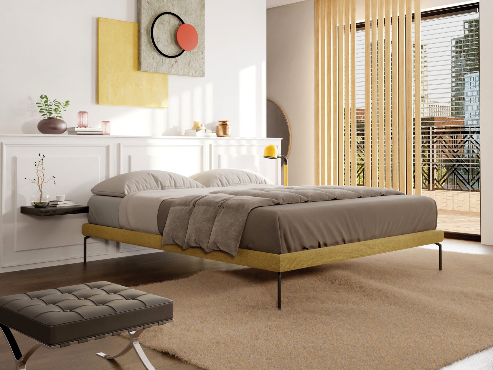 Una camera da letto moderna con il sommier sfoderabile Ring di Letti.store, caratterizzato da gambe alte 24 cm, struttura in tessuto impermeabile T14 giallo e biancheria da letto grigia. La luce filtra attraverso le persiane in legno su un tappeto beige, mentre un'arte astratta e una pianta completano il look italiano.