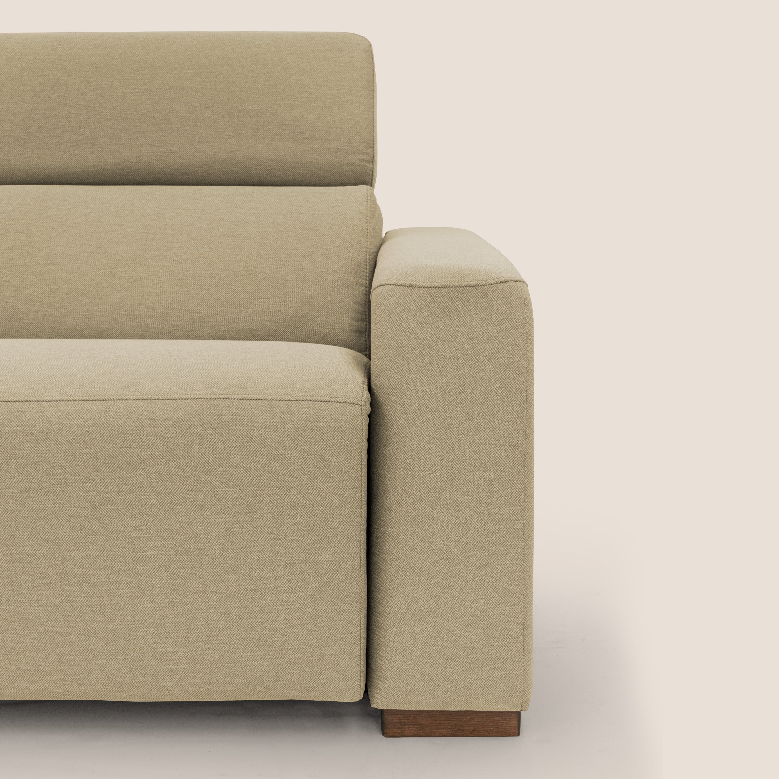 Immagine ritagliata del divano letto Poseidon + relax elettrico di Divani.Store in tessuto T05 cammello smacchiabile impermeabile, caratterizzato da linee pulite, bracciolo basso, schienale e seduta su una piccola base in legno su uno sfondo neutro.