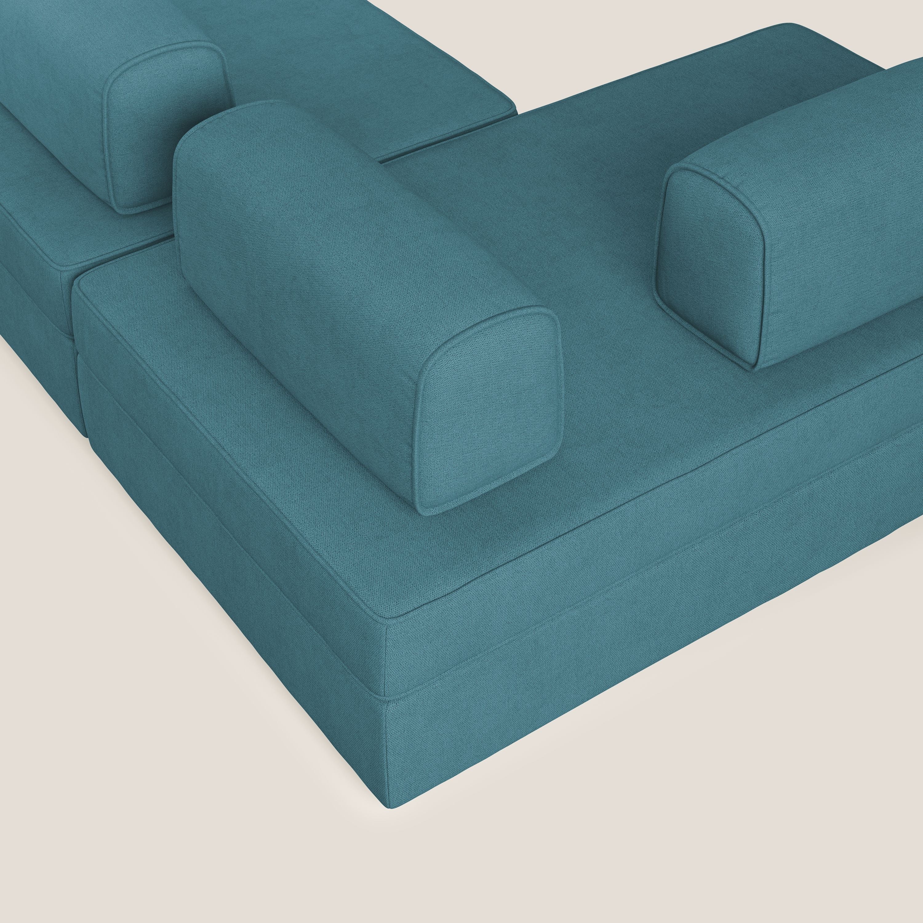 Liberty divano panoramico con pouf estraibile e schienali movibili in tessuto morbido impermeabile T02 azzurro - divani.store