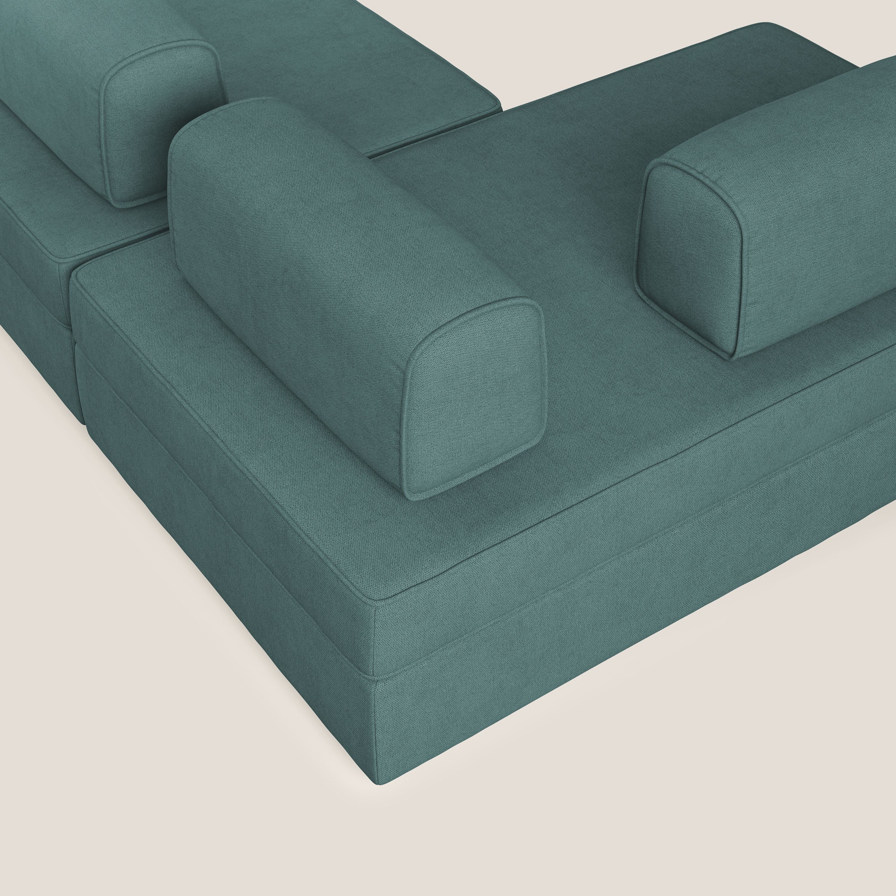 Liberty divano panoramico con pouf estraibile e schienali movibili in tessuto morbido impermeabile T02 petrolio - divani.store