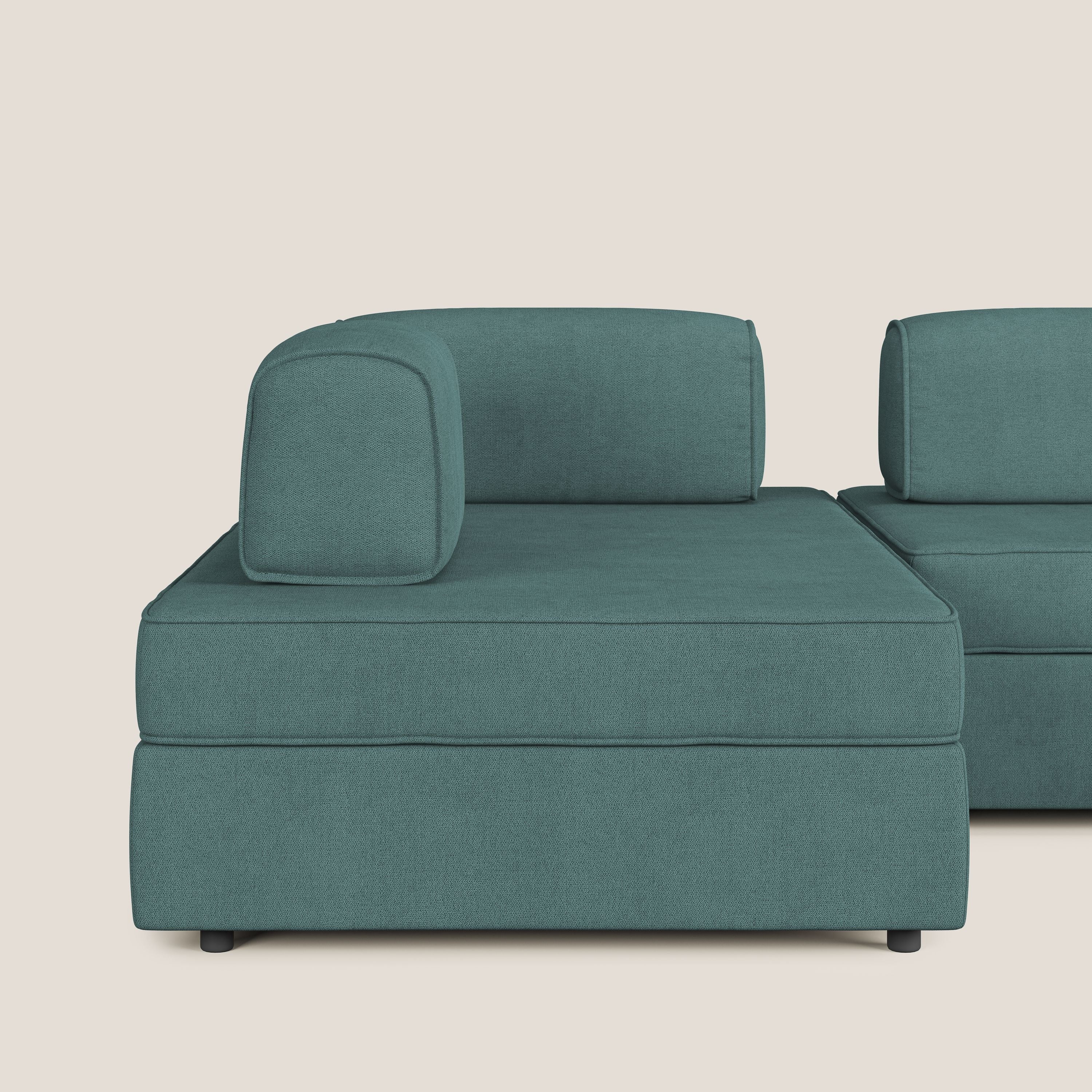 Liberty divano panoramico con pouf estraibile e schienali movibili in tessuto morbido impermeabile T02 petrolio - divani.store