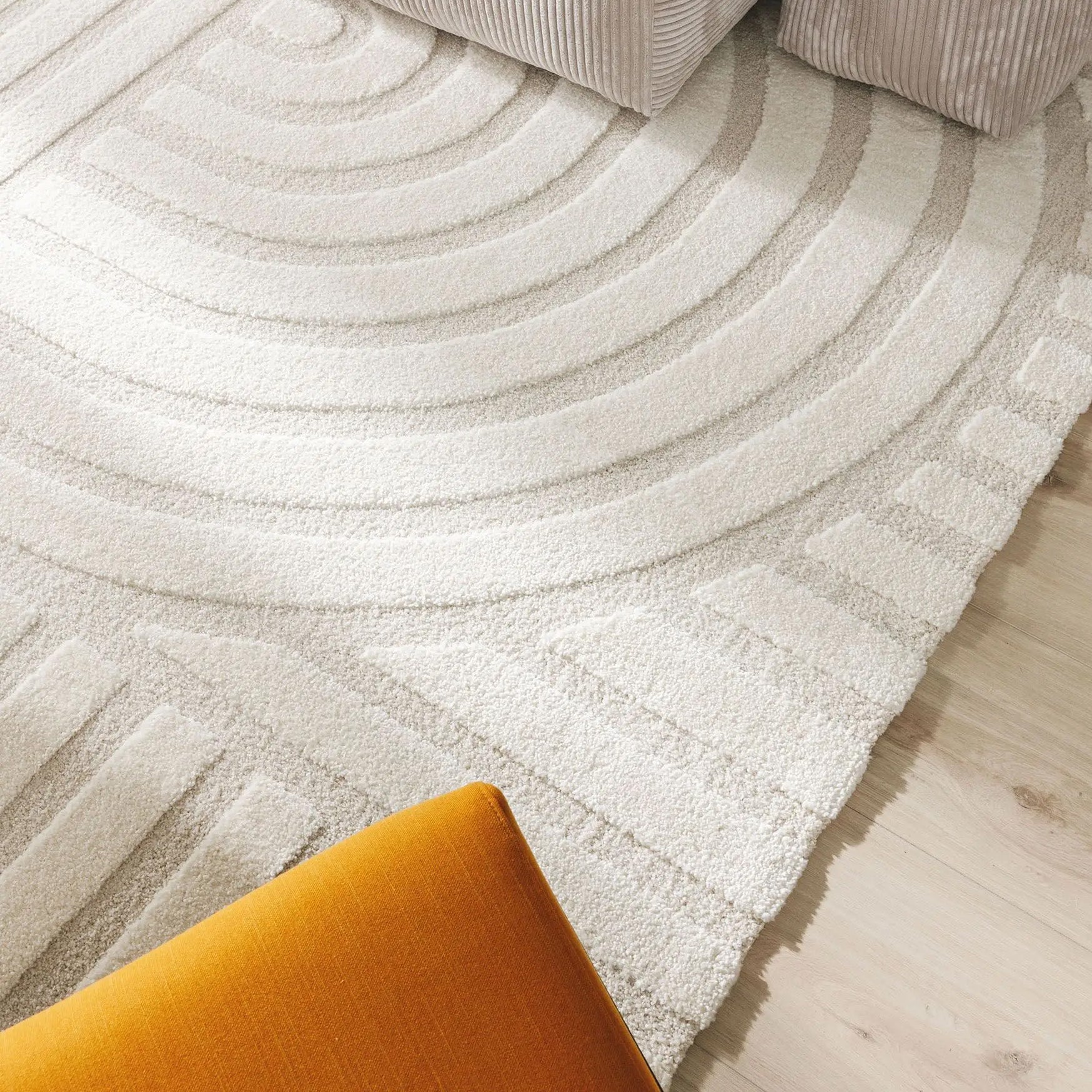 Zefira tappeto con motivo a rilievo crema impermeabile - divani.store