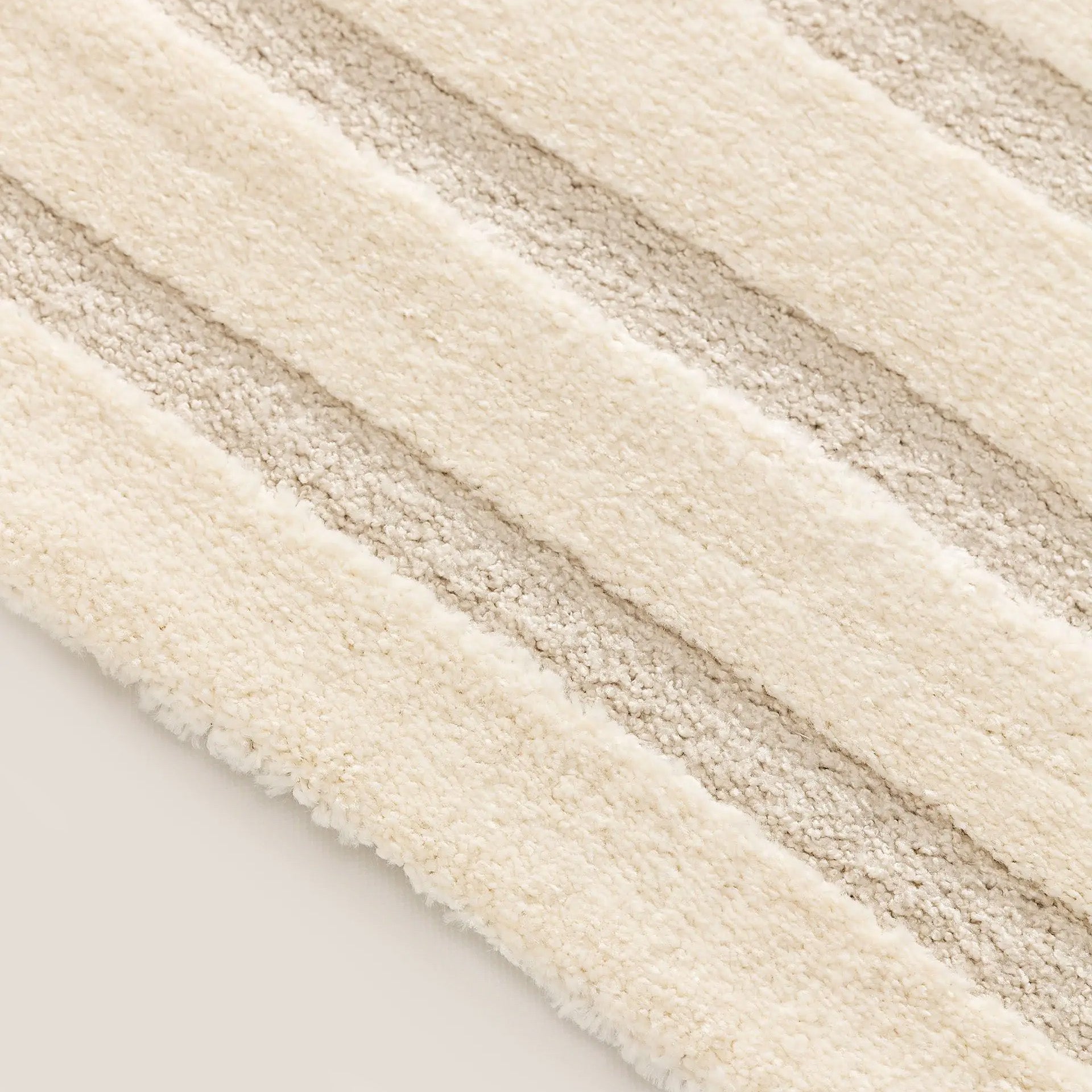 Zefira tappeto con motivo a rilievo crema impermeabile - divani.store