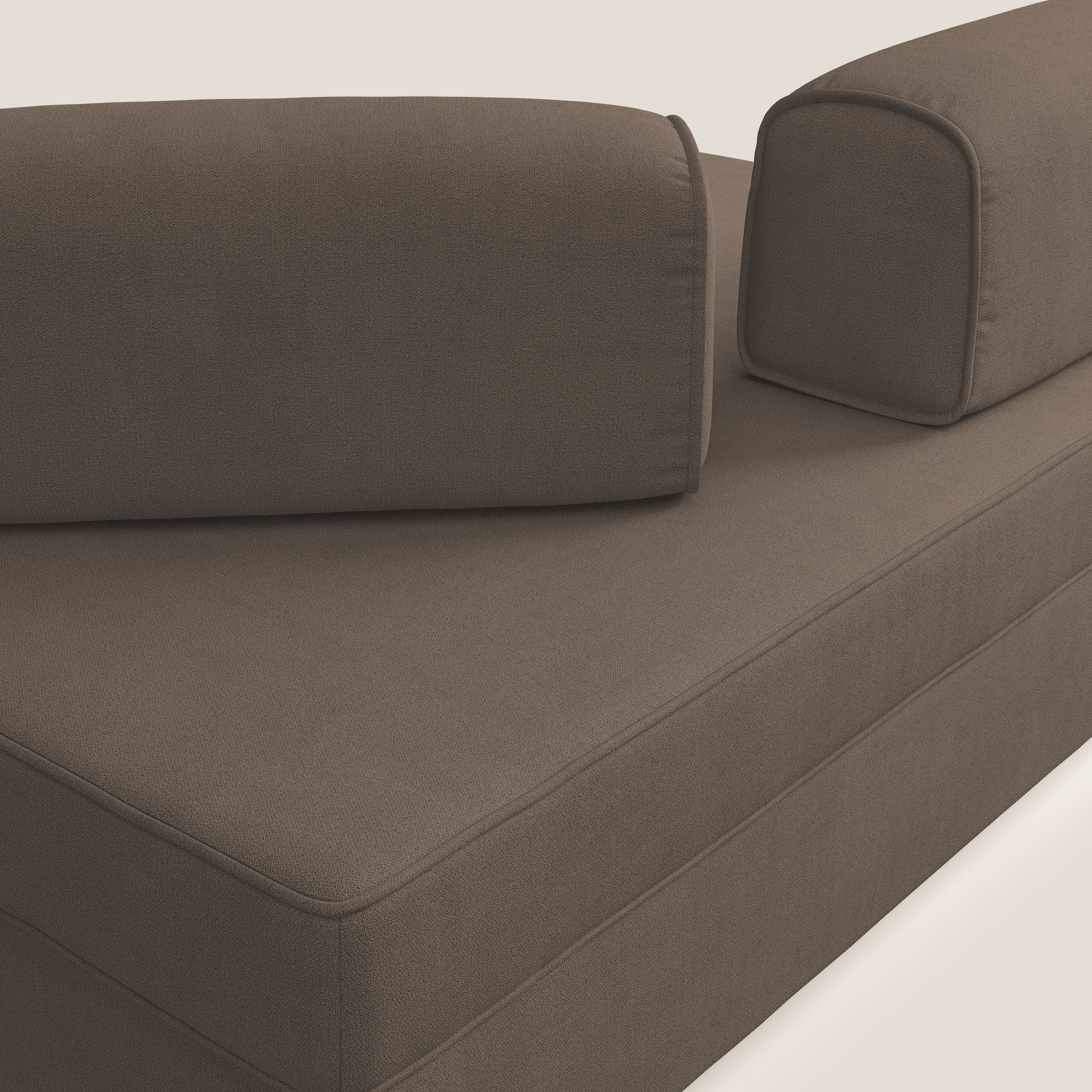 Liberty divano con pouf estraibile e schienali movibili in tessuto morbido impermeabile T02 marrone - divani.store