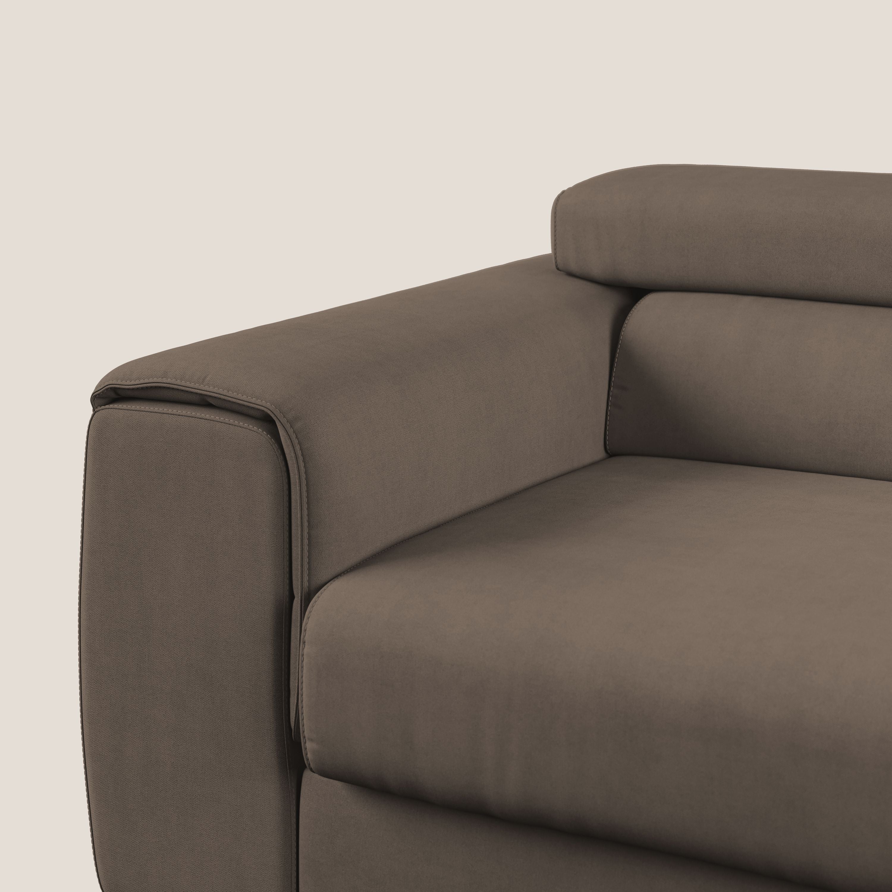 Zeno Divano con pouf estraibile poggiapiedi in tessuto morbido impermeabile T02 marrone - divani.store