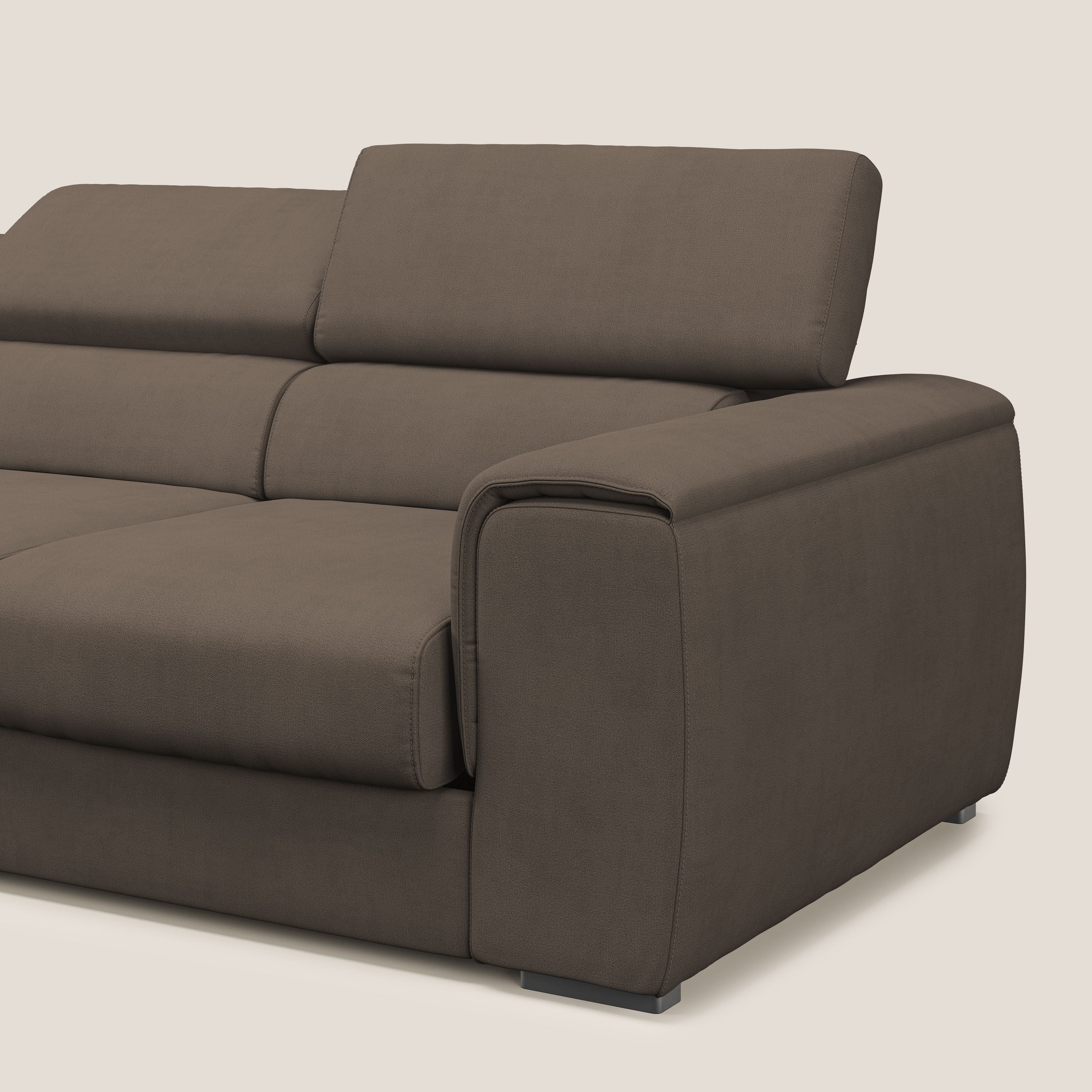 Zeno Divano con pouf estraibile poggiapiedi a 3 sedute in tessuto morbido impermeabile T02 marrone - divani.store